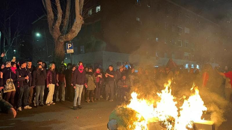 Al corteo in memoria di Valerio Verbano i manifestanti bruciano un