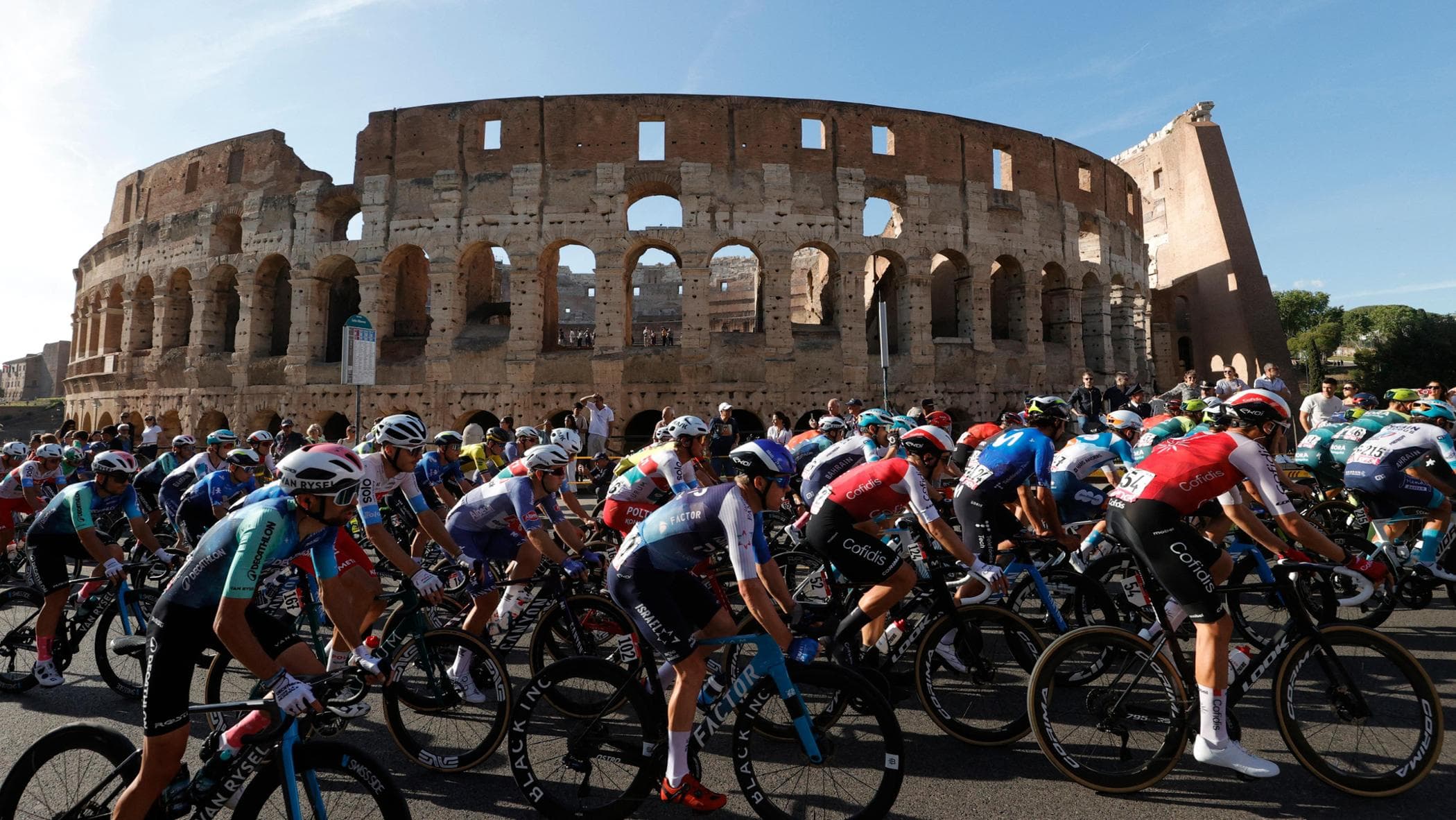 Il Giro della Capitale, folla e bandiere per il gran finale ...