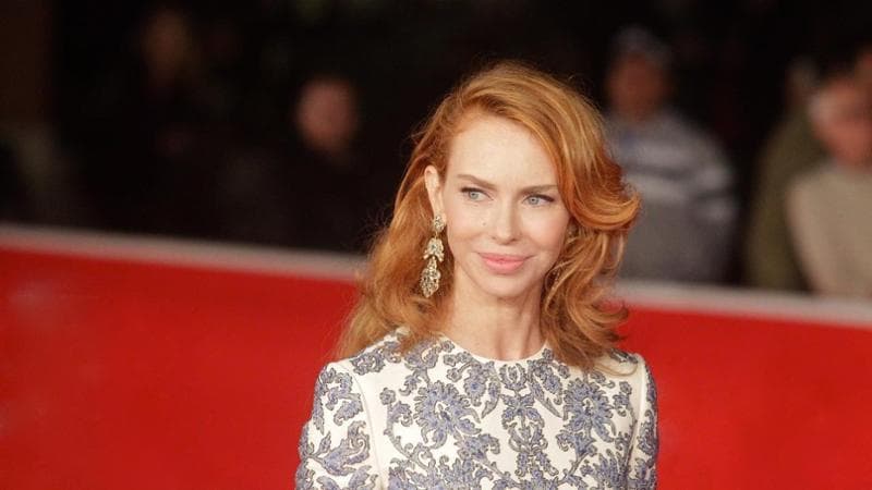 Yvonne Sciò: “Ecco perché lasciai&nbsp;‘Non è la Rai’&nbsp;al top del successo.&nbsp;Ho detto no a Tinto Brass&nbsp;e Brad Pitt.&nbsp;Naomi Campbell mi ha riempito di botte. La mia vita oggi?&nbsp;Racconto storie di donne”
