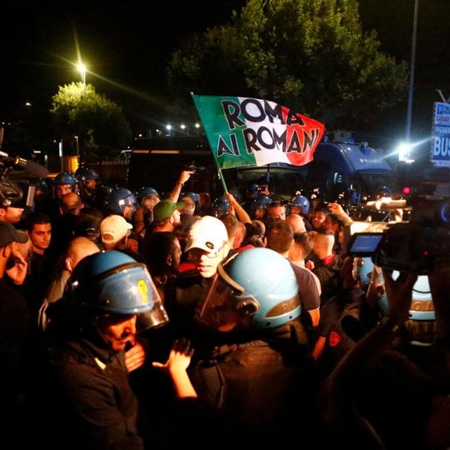 Villa Gordiani'de Roman karşıtı isyan, aşırı sağ, ailenin belediye binasına girmesine izin vermiyor