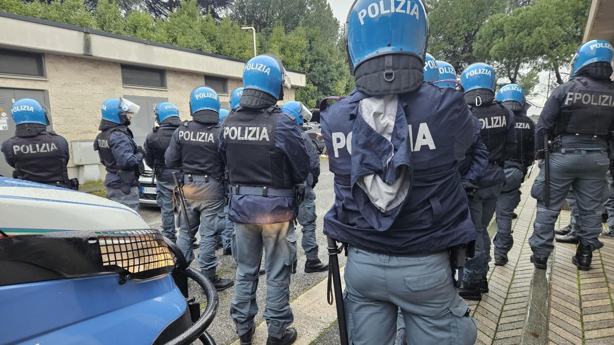 Scontri tra tifosi del Napoli e della Lazio: all’alba in autostrada con mazze, bastoni e coltelli