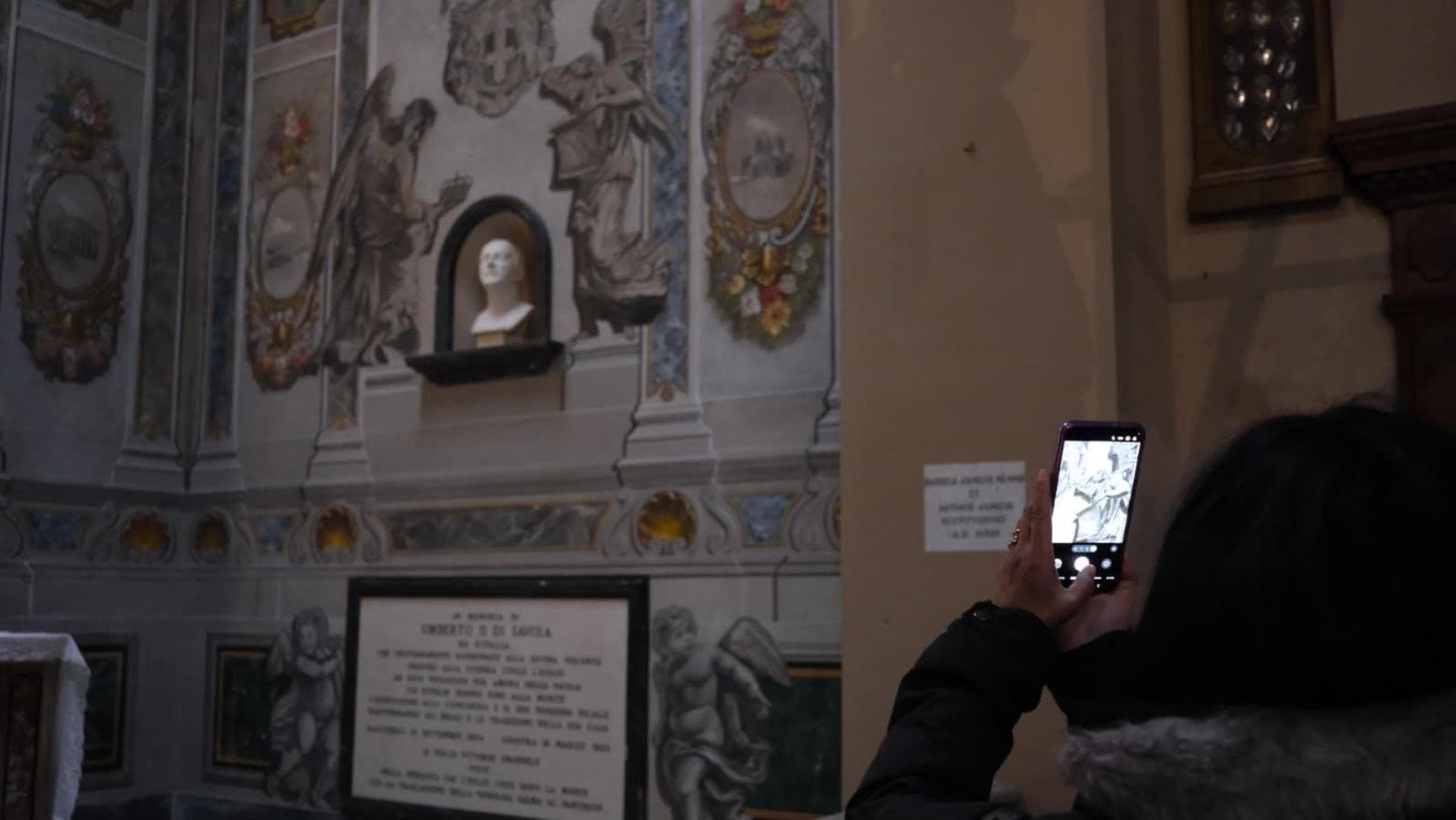 Tra i curiosi di San Lorenzo in Lucina: “Dov’è l’affresco con l’angelo Meloni? C’è anche Schlein?”