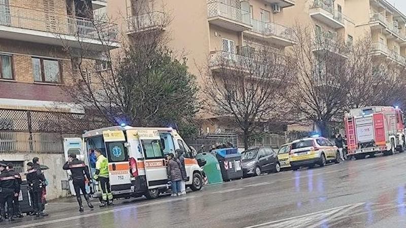 Va dal medico e decide di togliersi la vita saltando dal terzo piano: salvato dai carabinieri