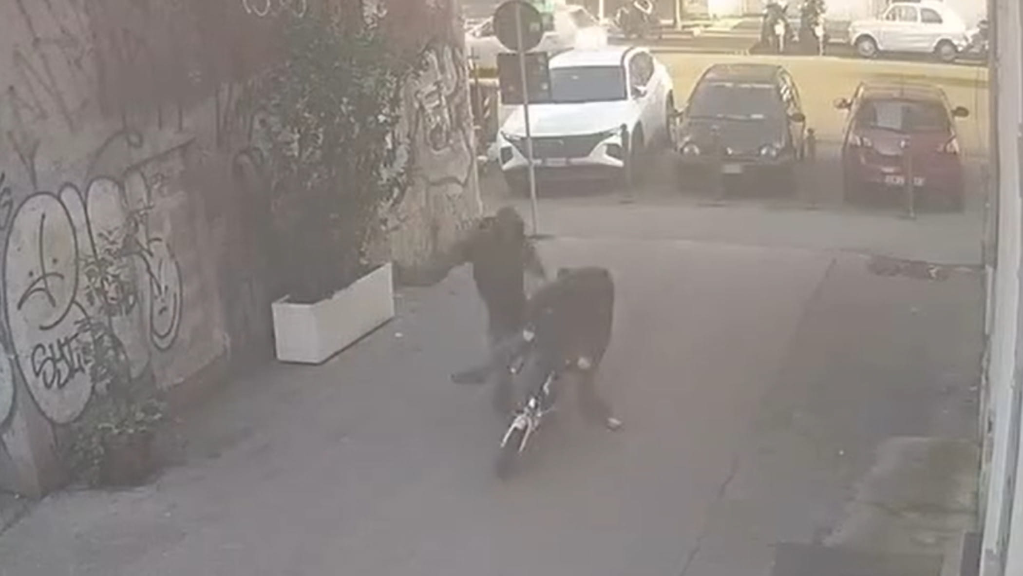 San Lorenzo, mamma e figlio aggrediti da un uomo incappucciato: colpiti mentre erano in bici