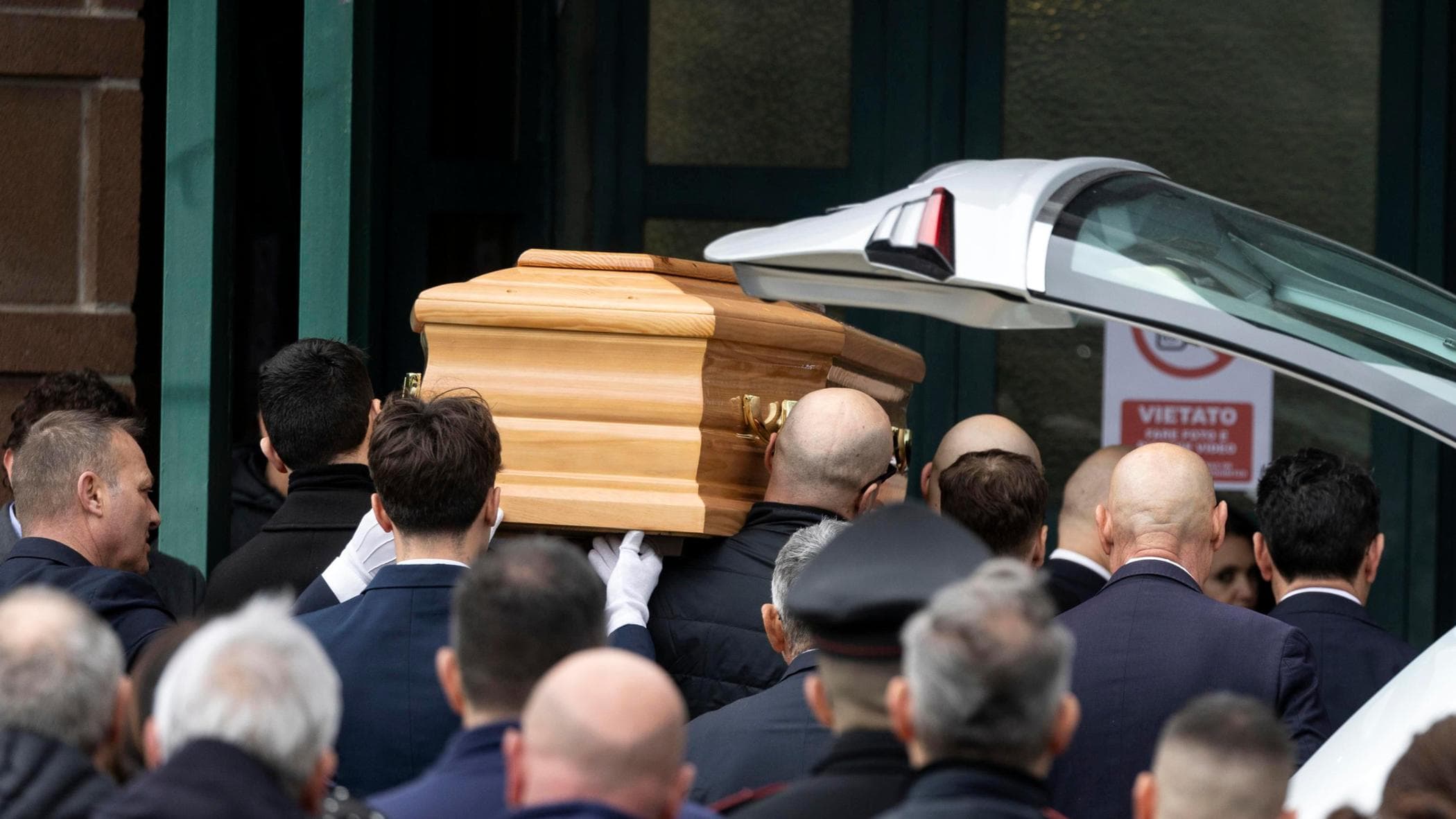 I funerali di Federica Torzullo, l’ultimo saluto della folla silenziosa