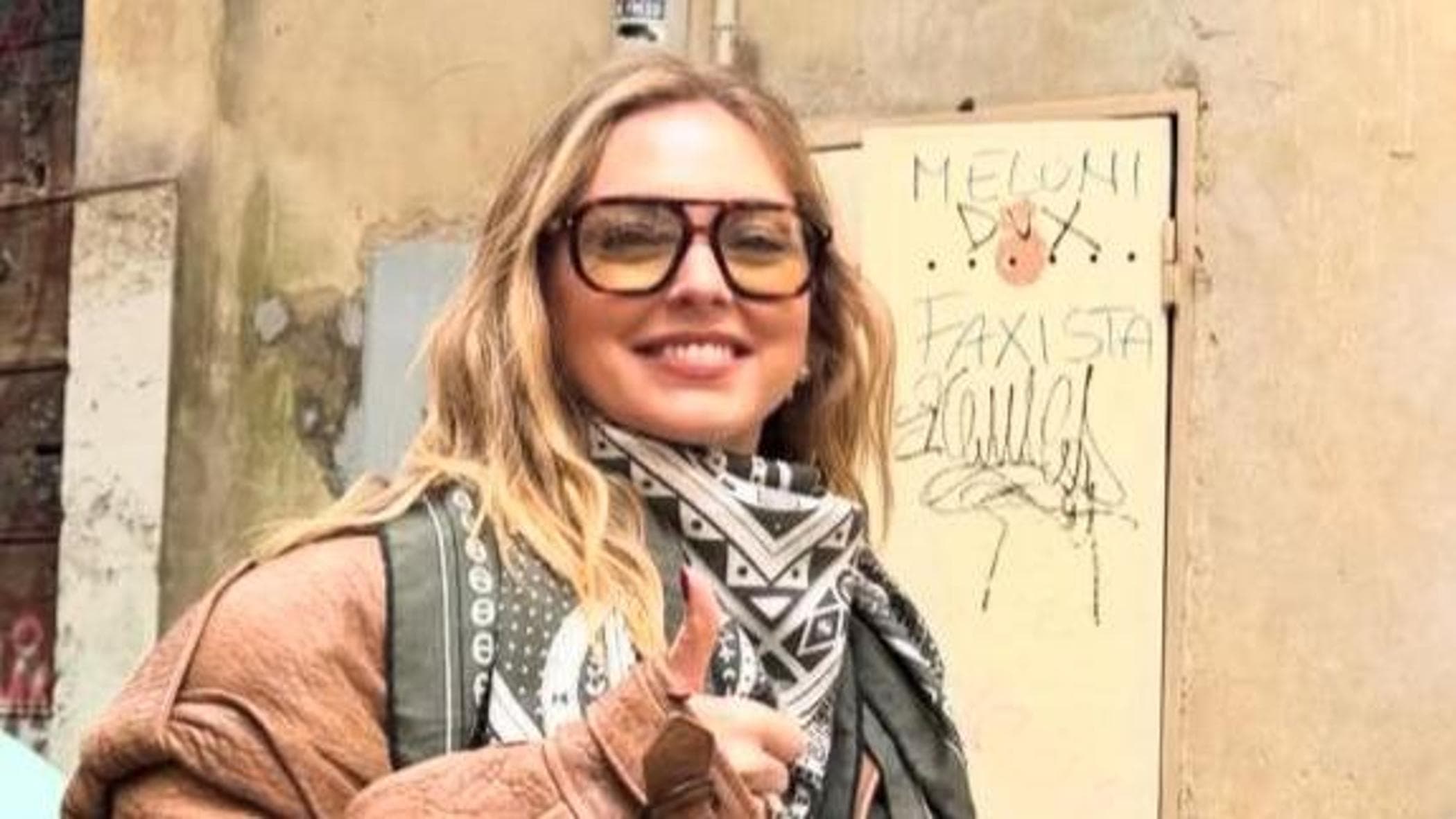 Chiara Ferragni pubblica una foto accanto alla scritta “Meloni dux fascista”