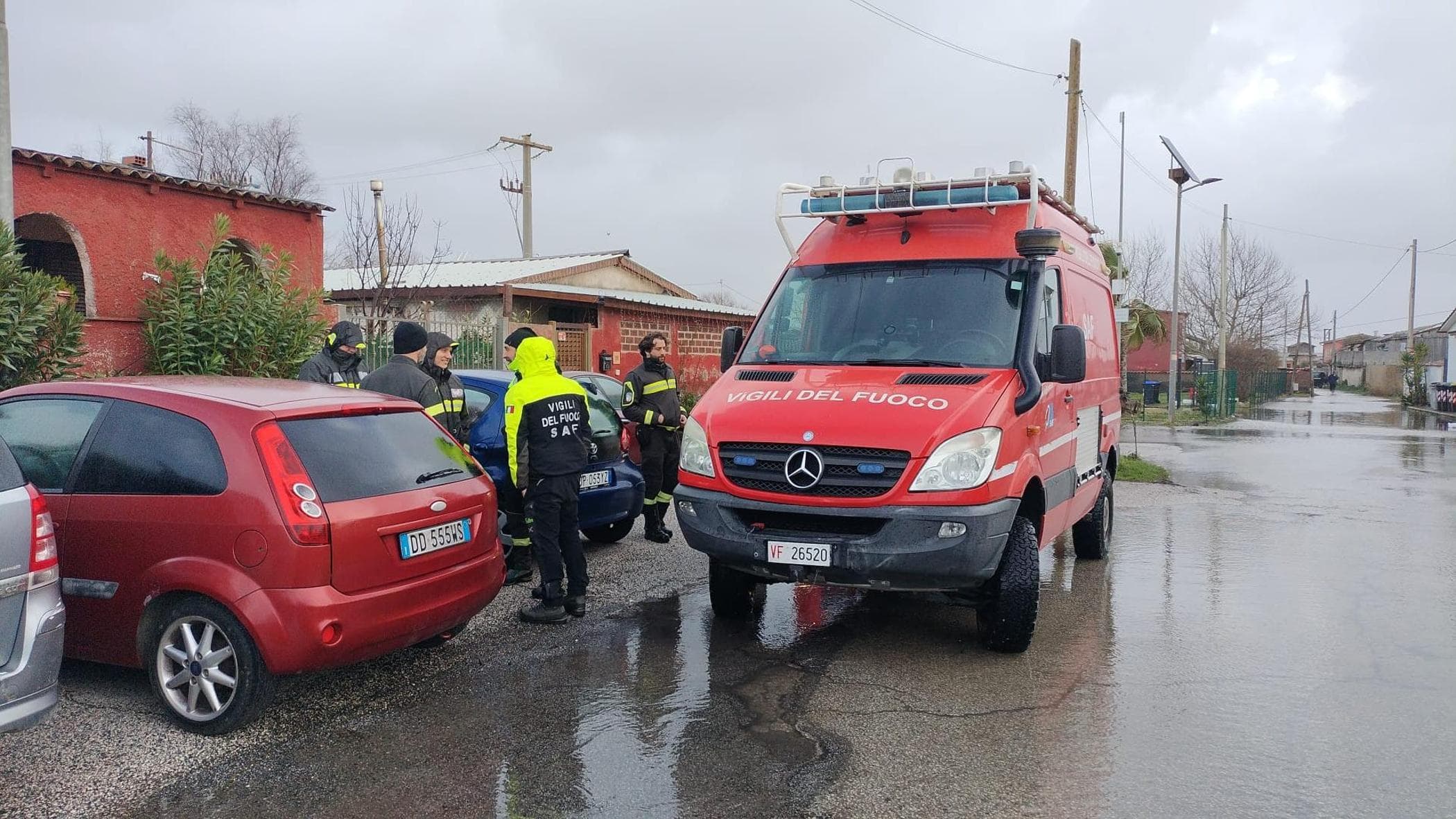 Maltempo a Roma, mareggiata alla foce del Tevere: evacuate 50 persone a Fiumicino
