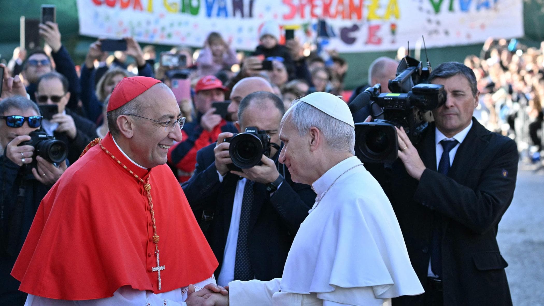 Papa Leone a Ostia, visita alla parrocchia Santa Maria Regina Pacis: “Giovani, la speranza siete voi”