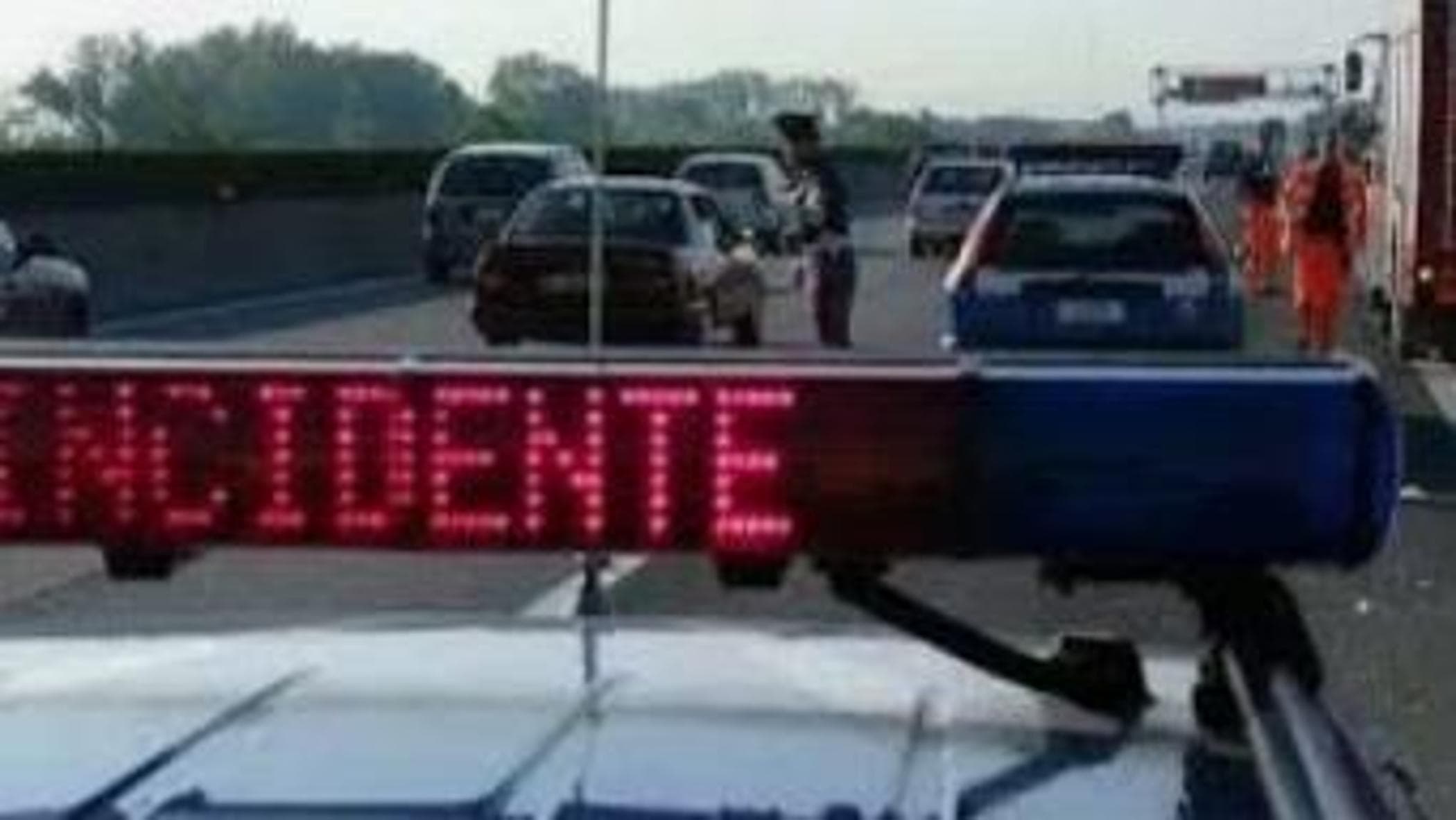 Incidente sul Gra, si scontrano auto e scooter: un morto e traffico il tilt