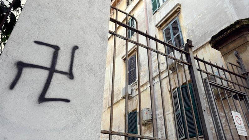 Svastiche e simboli fascisti&nbsp;in via Bodoni&nbsp; 