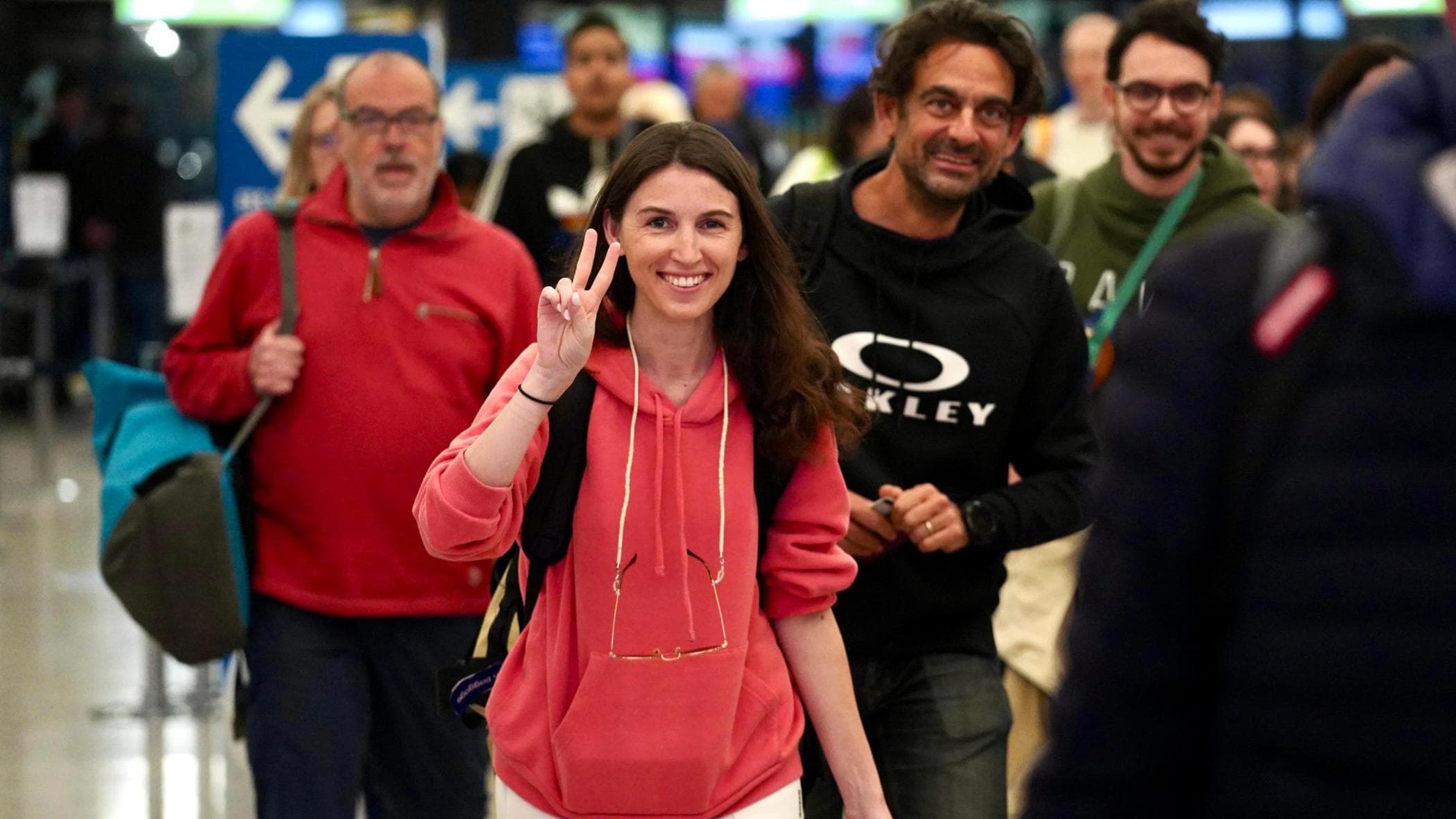 Fiumicino, i primi italiani rimpatriati dall’Oman: “Il volo pagato cash, senza soldi non partivi”