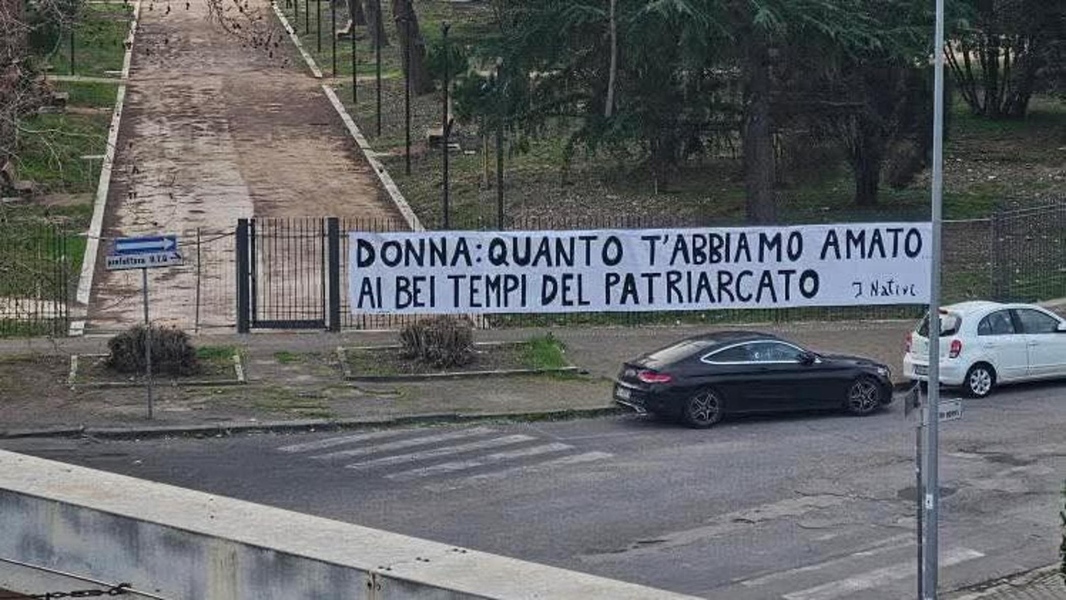 Striscione shock per l’8 marzo: "Donna, quanto ti abbiamo amato ai tempi del patriarcato”
