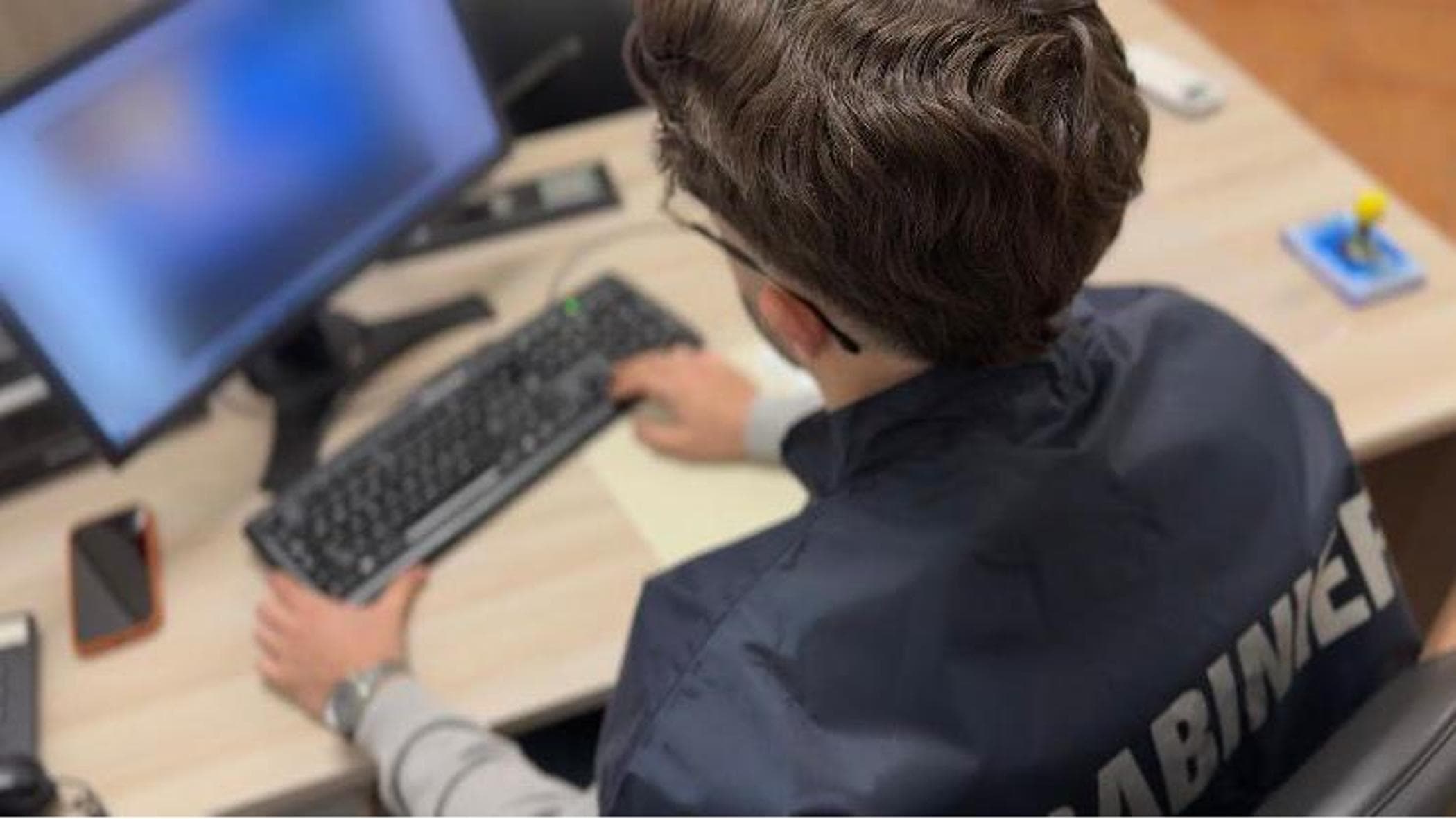 Scambia foto pedopornografiche della figlia e dei nipotini col nuovo compagno: arrestati