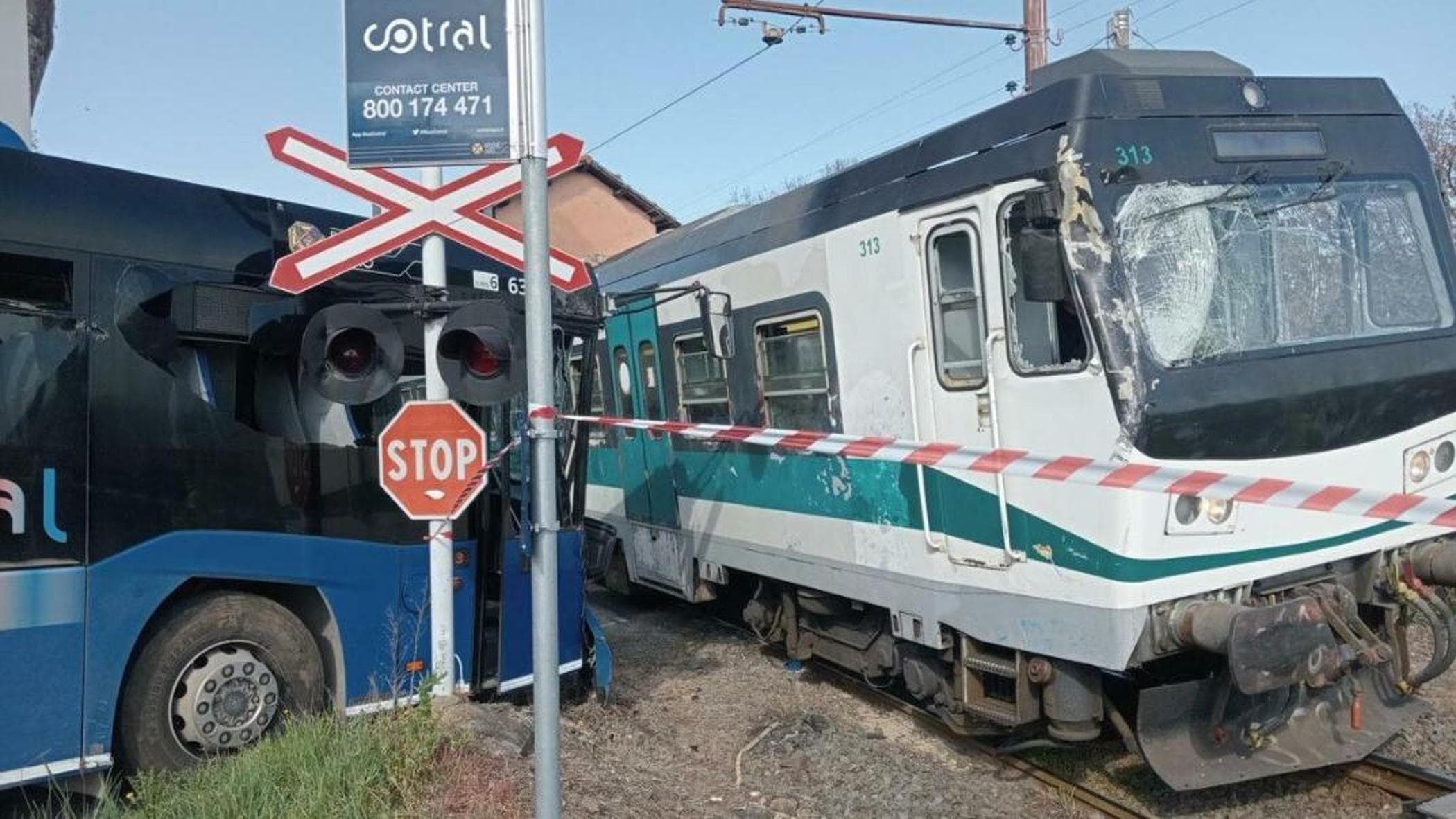 Viterbo, scontro tra un treno e un bus Cotral: il passaggio a livello era senza sbarre