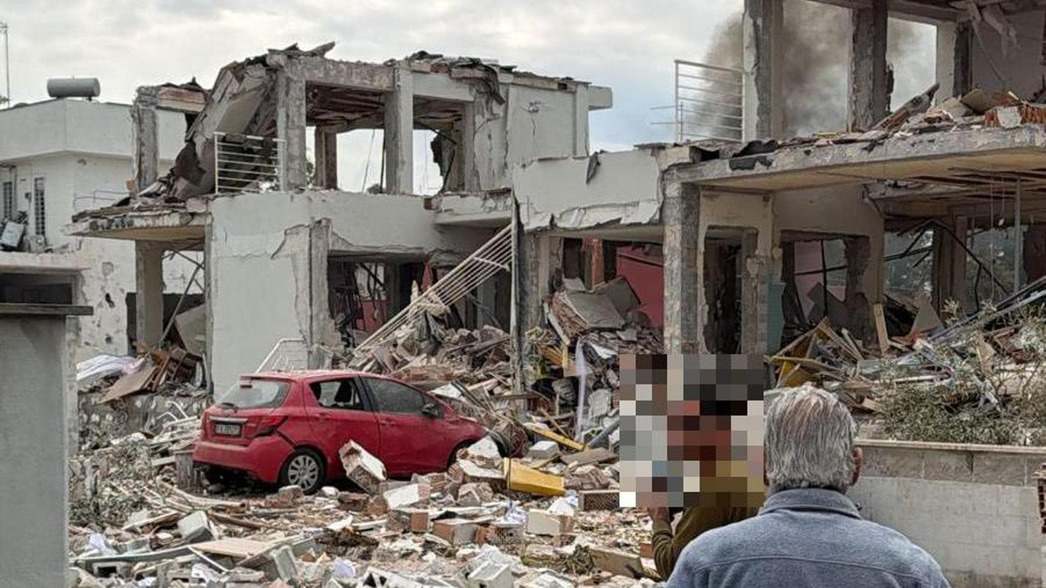 Esplode una bombola di gas a Roma, crolla una palazzina a Piana del Sole: due feriti gravi