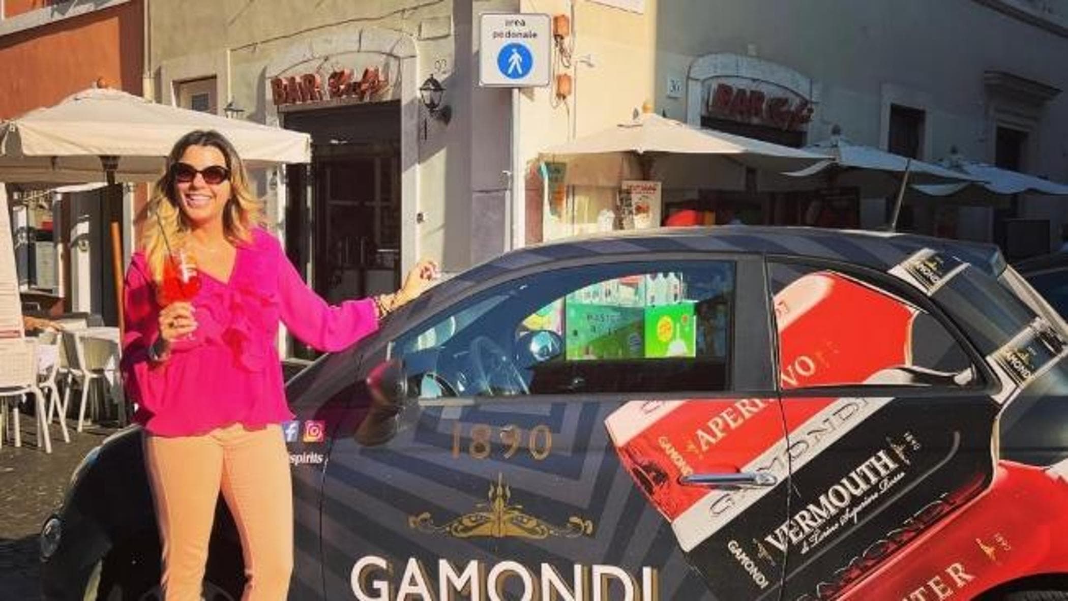Al bar di Claudia Conte: al bancone il caffè è senza scontrino, sui social foto con Arisa e Brignano
