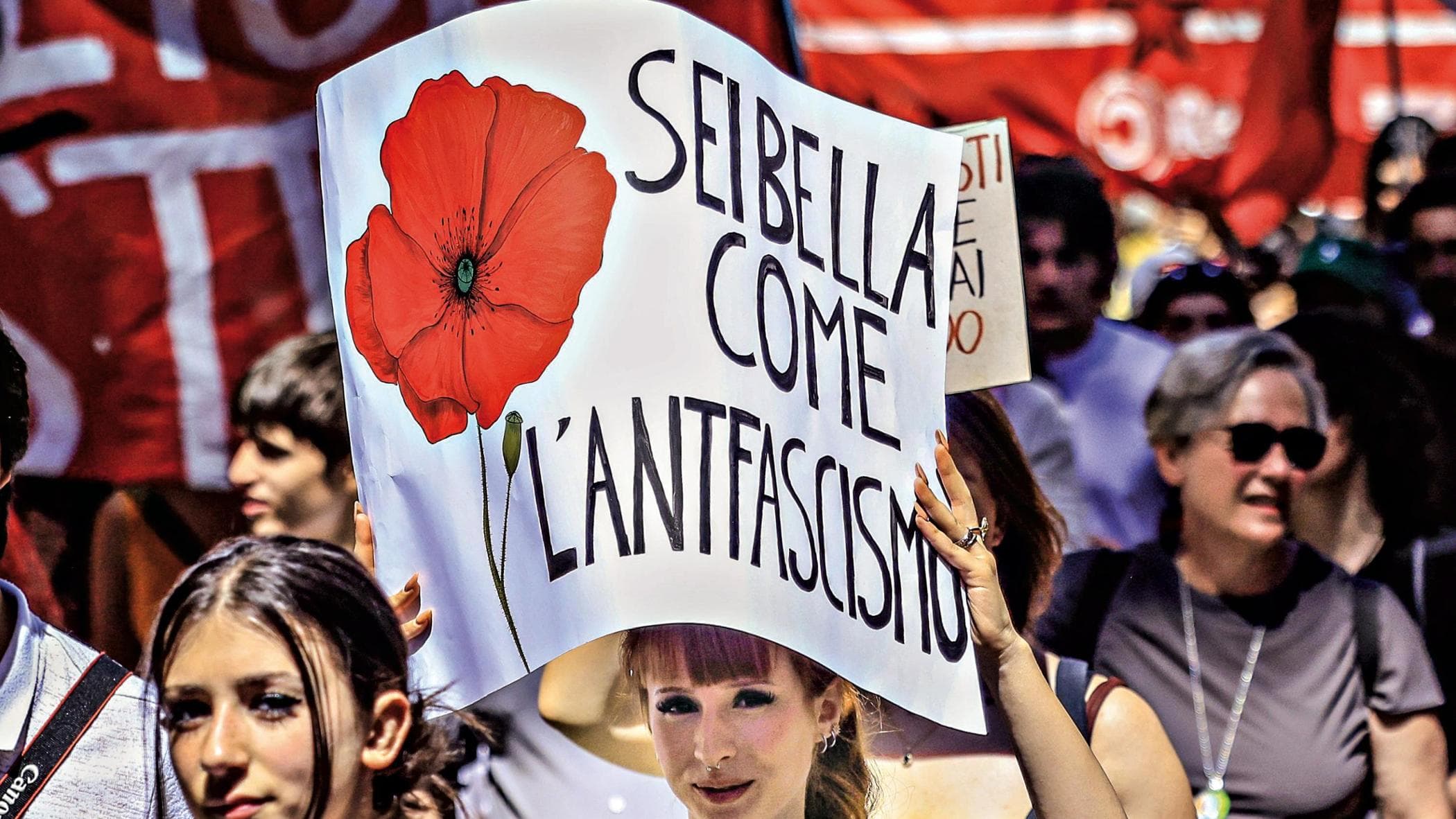 Gli spari a Roma sul 25 aprile: coppia ferita da un uomo in moto. “Un attacco alla democrazia”