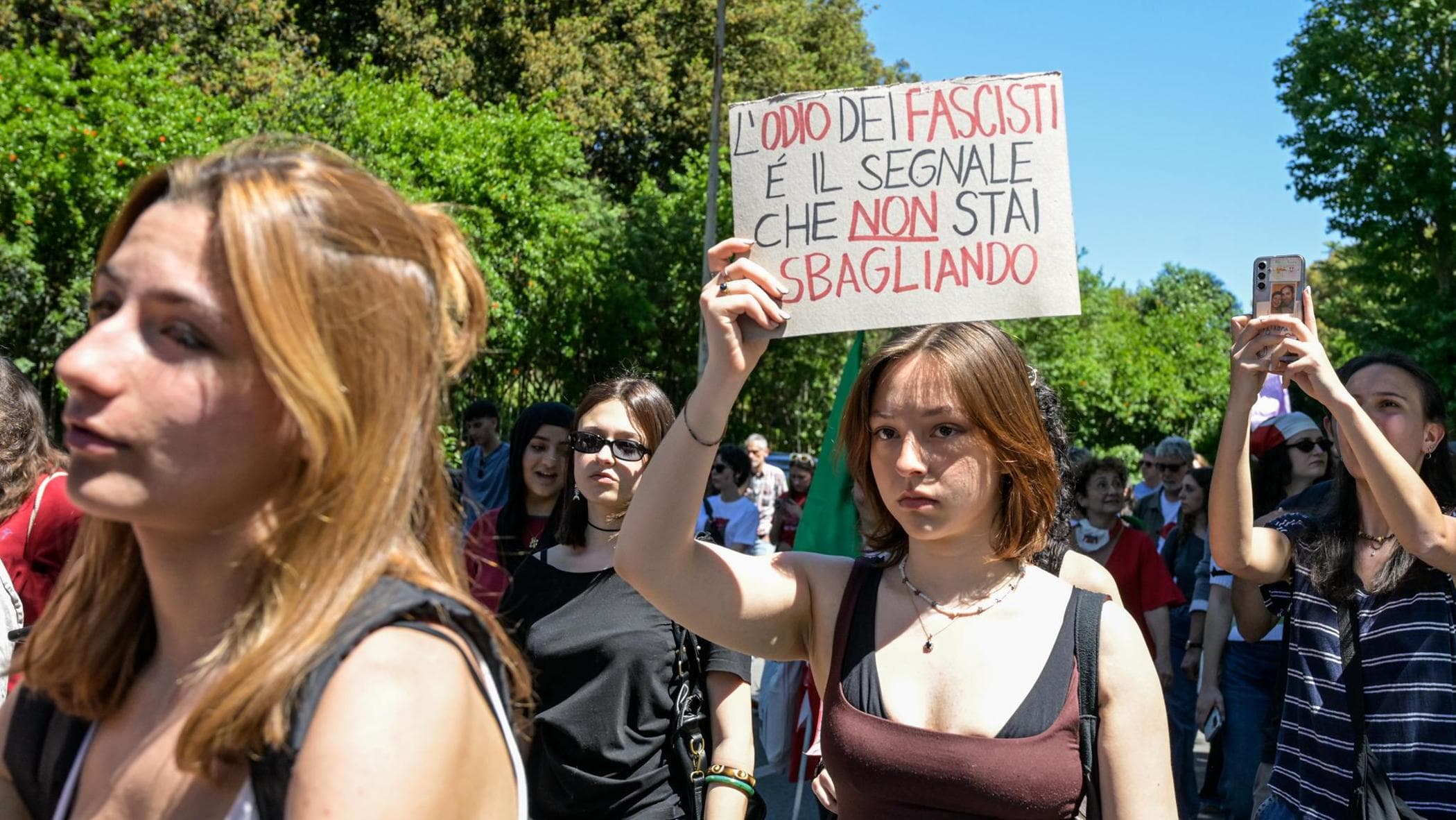Corteo 25 aprile, a Roma caccia all’uomo negli ambienti di ultradestra e softair