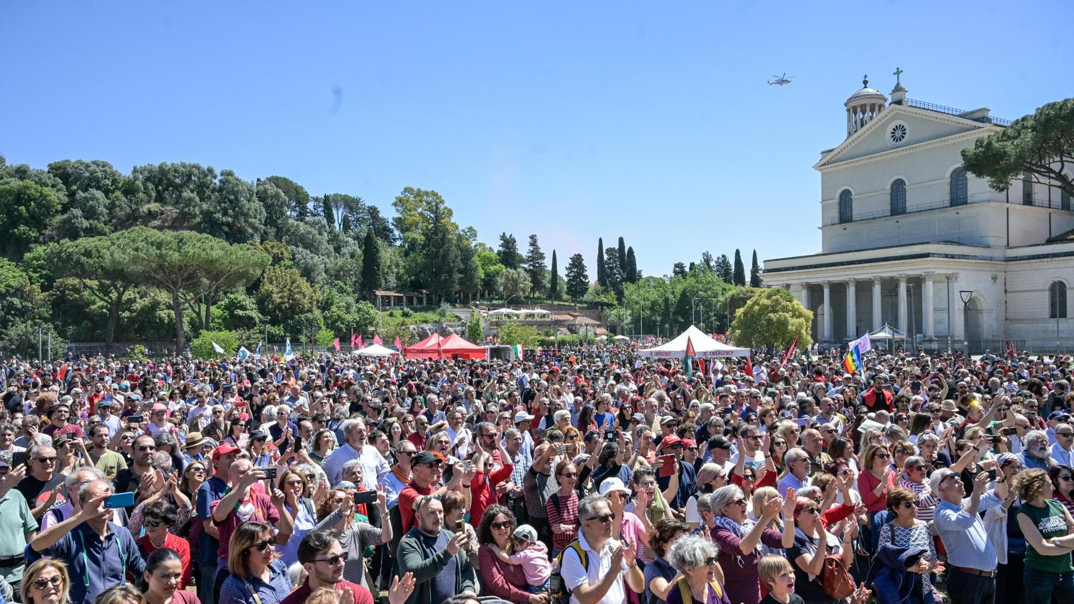Spari 25 aprile Roma: caccia all’uomo col casco