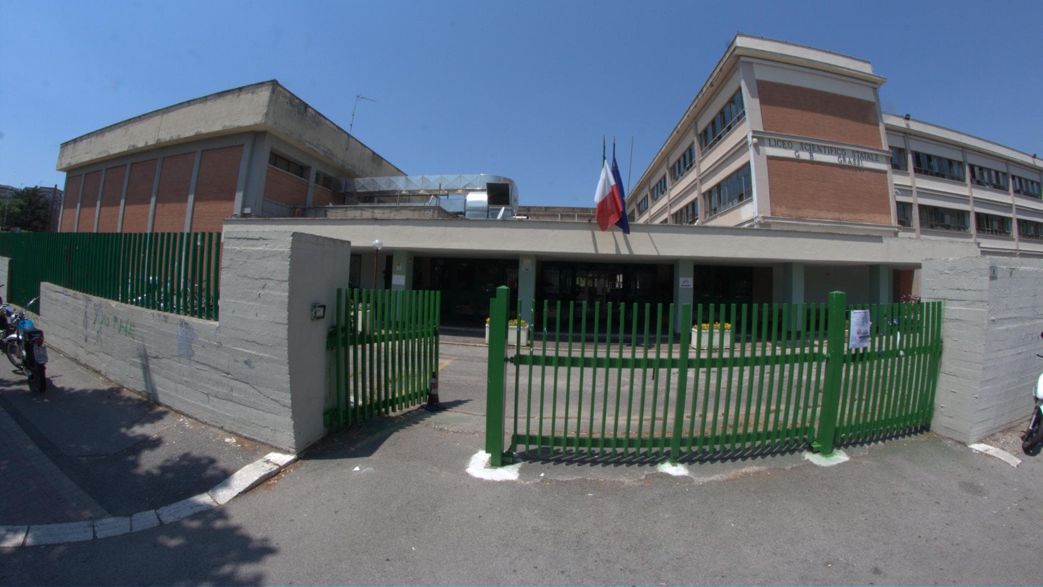 Pesta la scarpa al professore e lui lo stende con una mossa di judo: via all’inchiesta