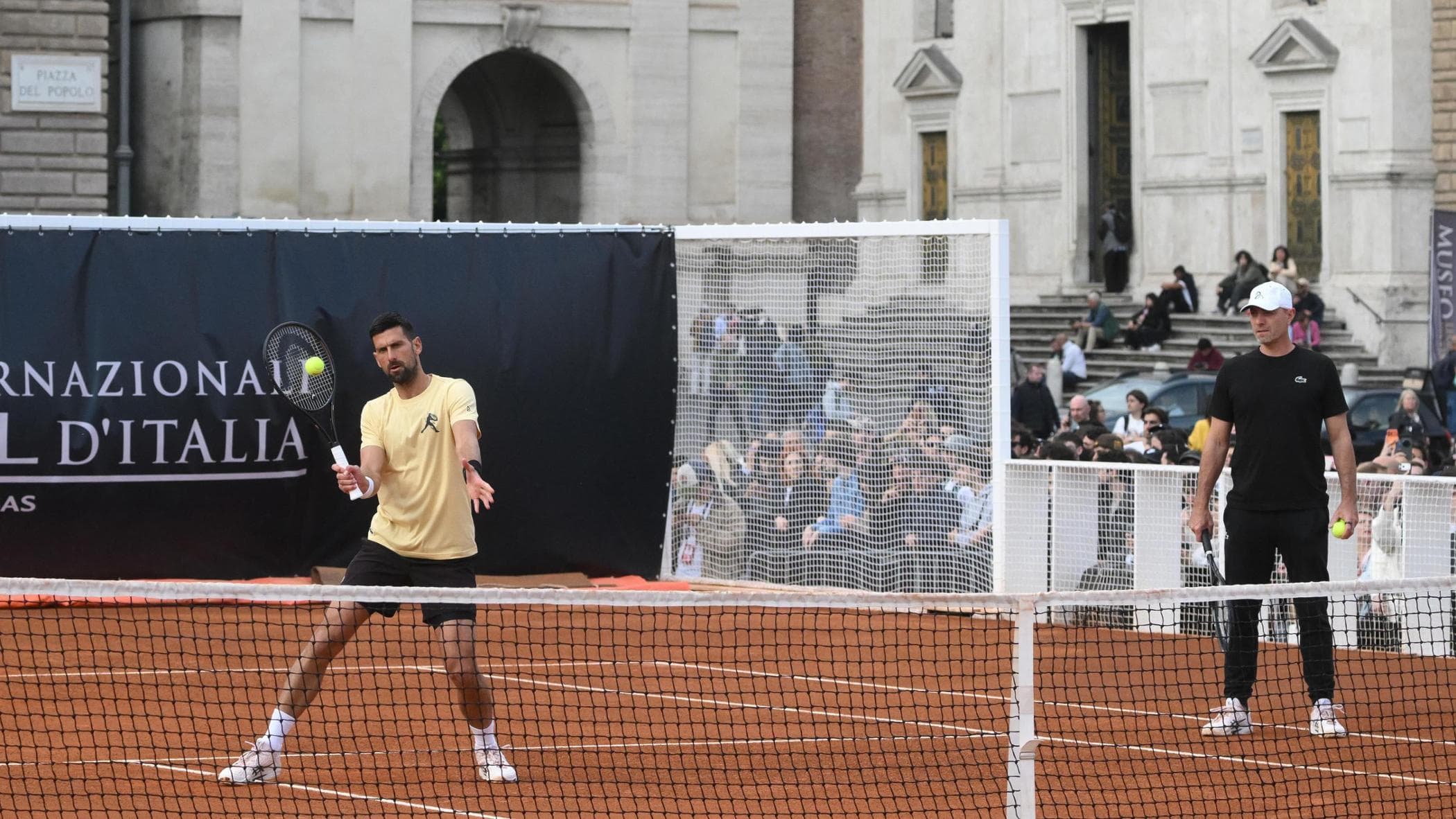 Internazionali Tennis, tutti pazzi per Djokovic che si allena in piazza del Popolo