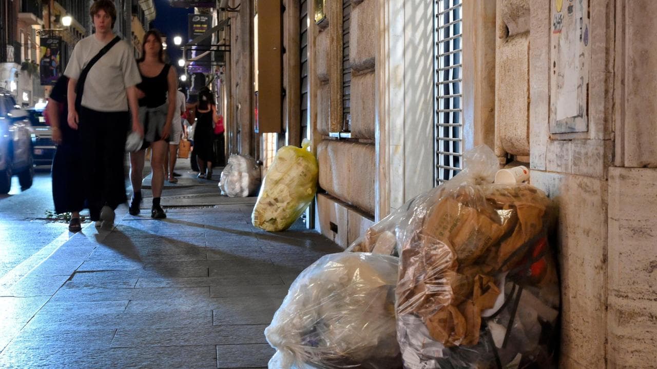 Giù le serrande, alle 20 il centro di Roma diventa una discarica ...
