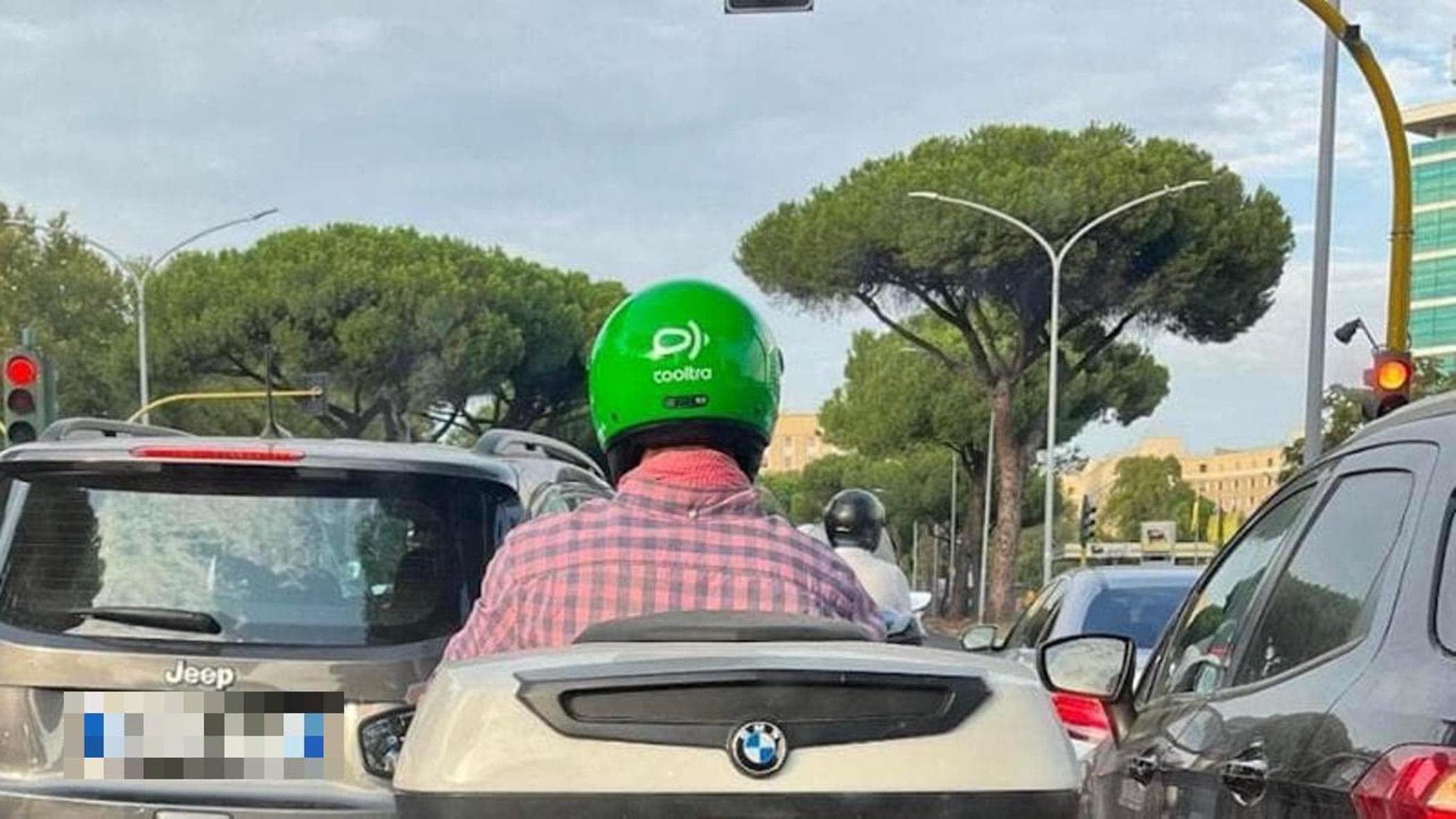 Caschi Cooltra rubati, l’azienda di sharing denuncia Vinted, eBay e Subito: “Via le inserzioni”