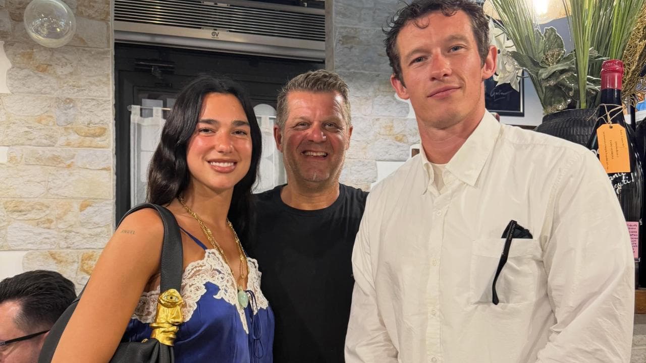 I neosposi Dua Lipa e Callum Turner a Roma: in trattoria e poi sosta con effusioni a Fontana di Trevi