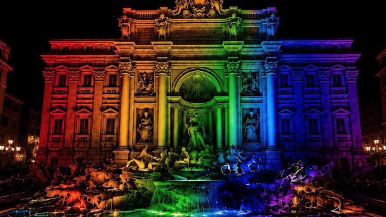 La fontana di Trevi illuminata con i colori del Pride e l'Istituto per la grafica aperto. Giuli: “Iniziativa incoerente, accertamenti in corso”