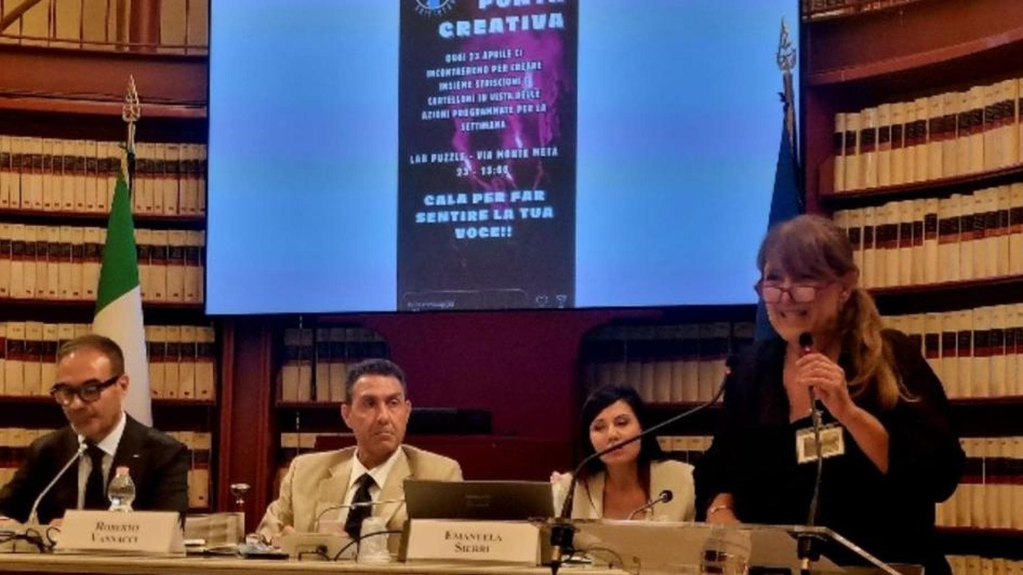 Umiliò un alunno trans in classe e ora parla sul palco di Vannacci: chi è la prof Alba Sannino