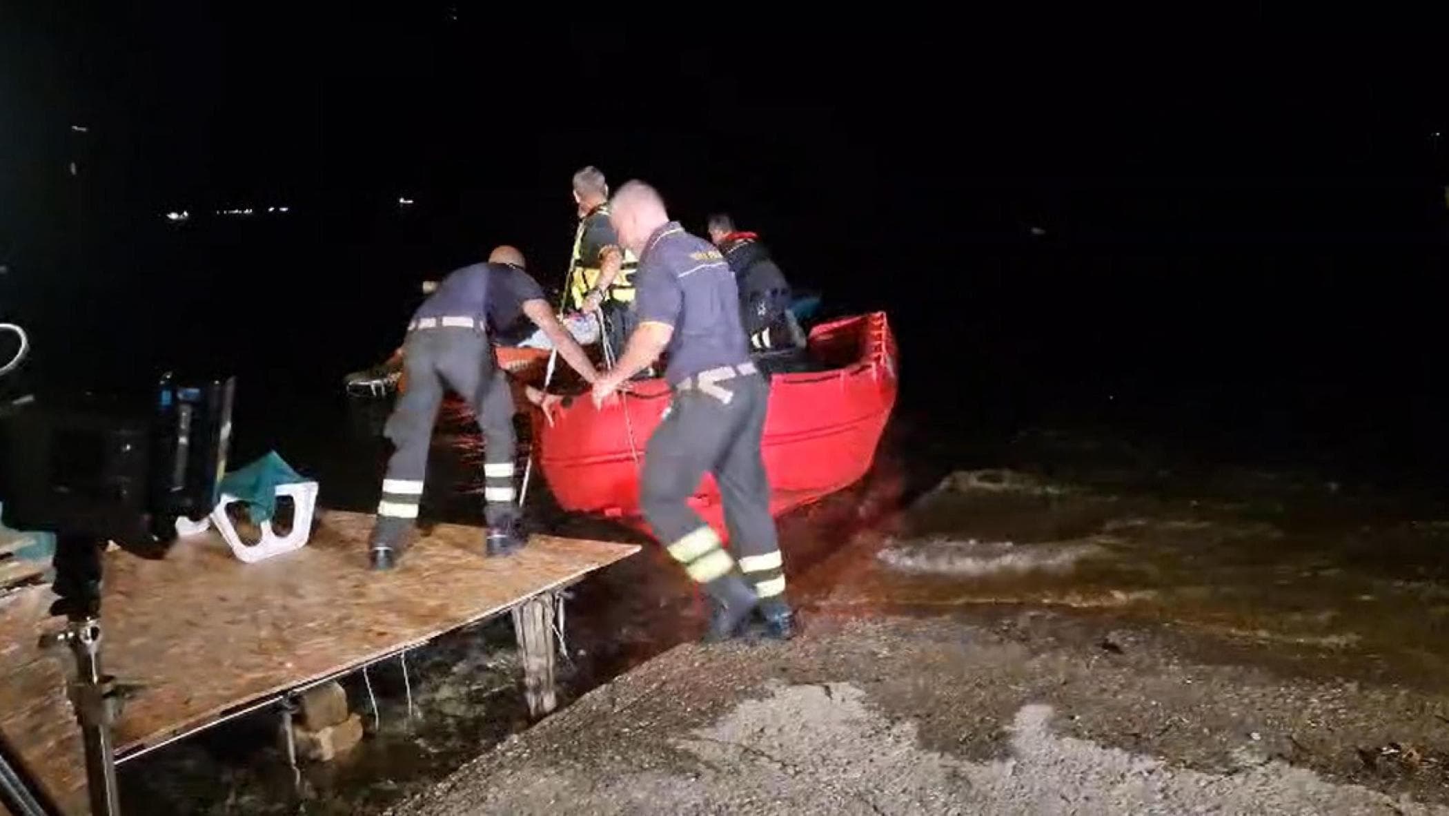 “Non sto bene”. Il tuffo e il malore, il marito della ministra Roccella disperso nel lago di Vico