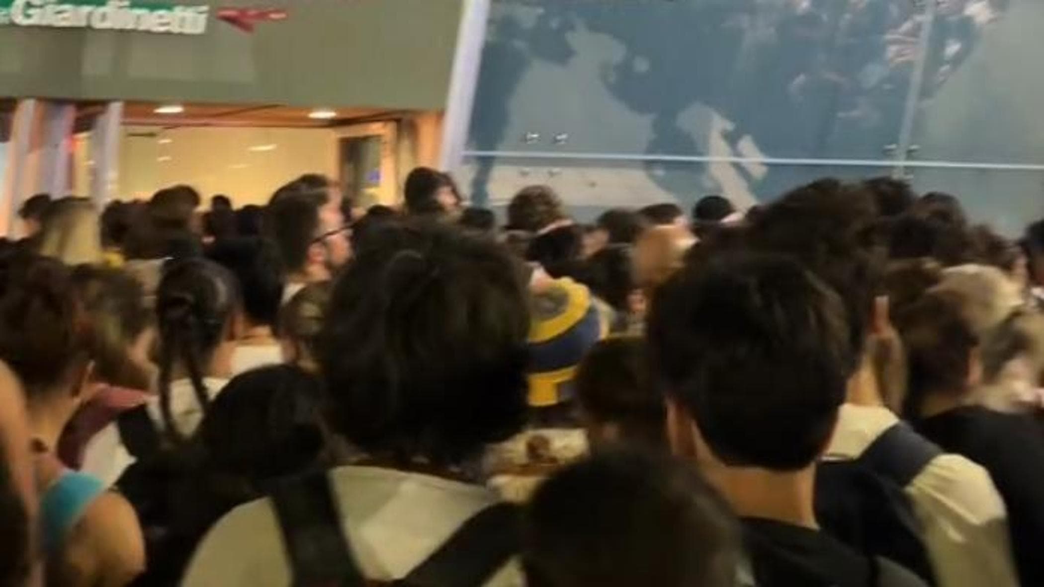 ultimo caos durante il deflusso i fan invadono i binari della metro c stop ai treni da Roma.repubblica.it ultimo caos durante il deflusso i fan invadono i binari della metro c stop ai treni