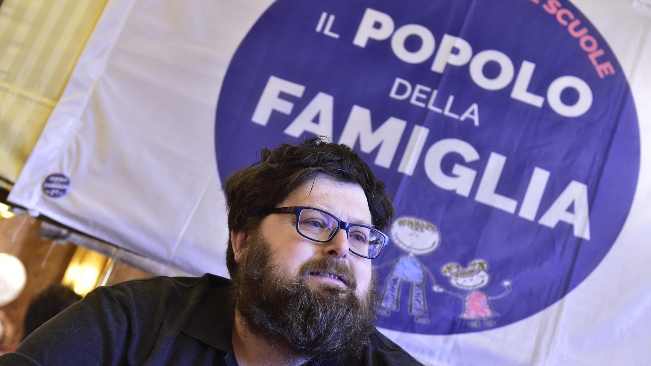 Mario Adinolfi, come funziona la scommessa collettiva: la causale “Cristo regna” e poi la truffa