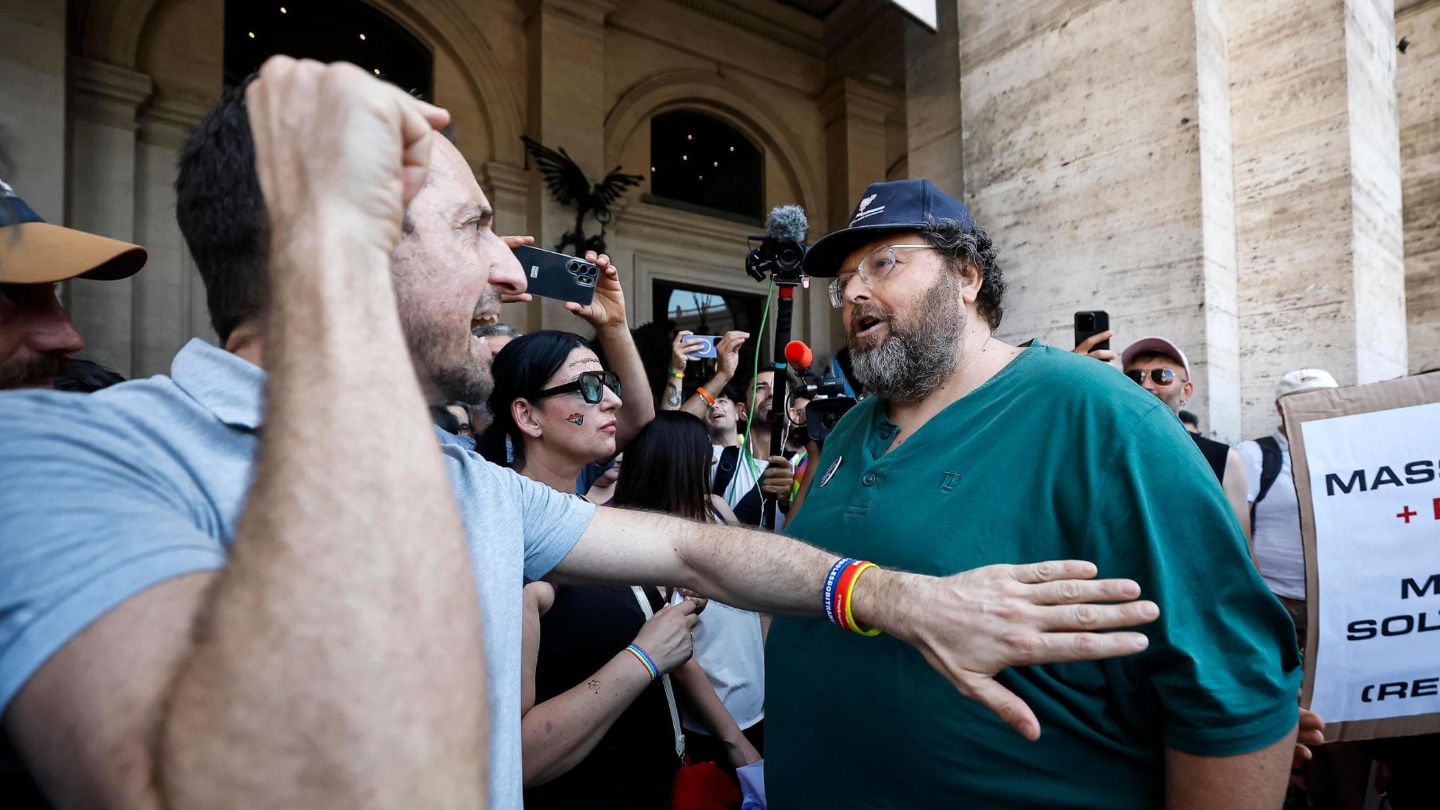 Spese pazze e reddito da povero Adinolfi si difende: “Solo fango”