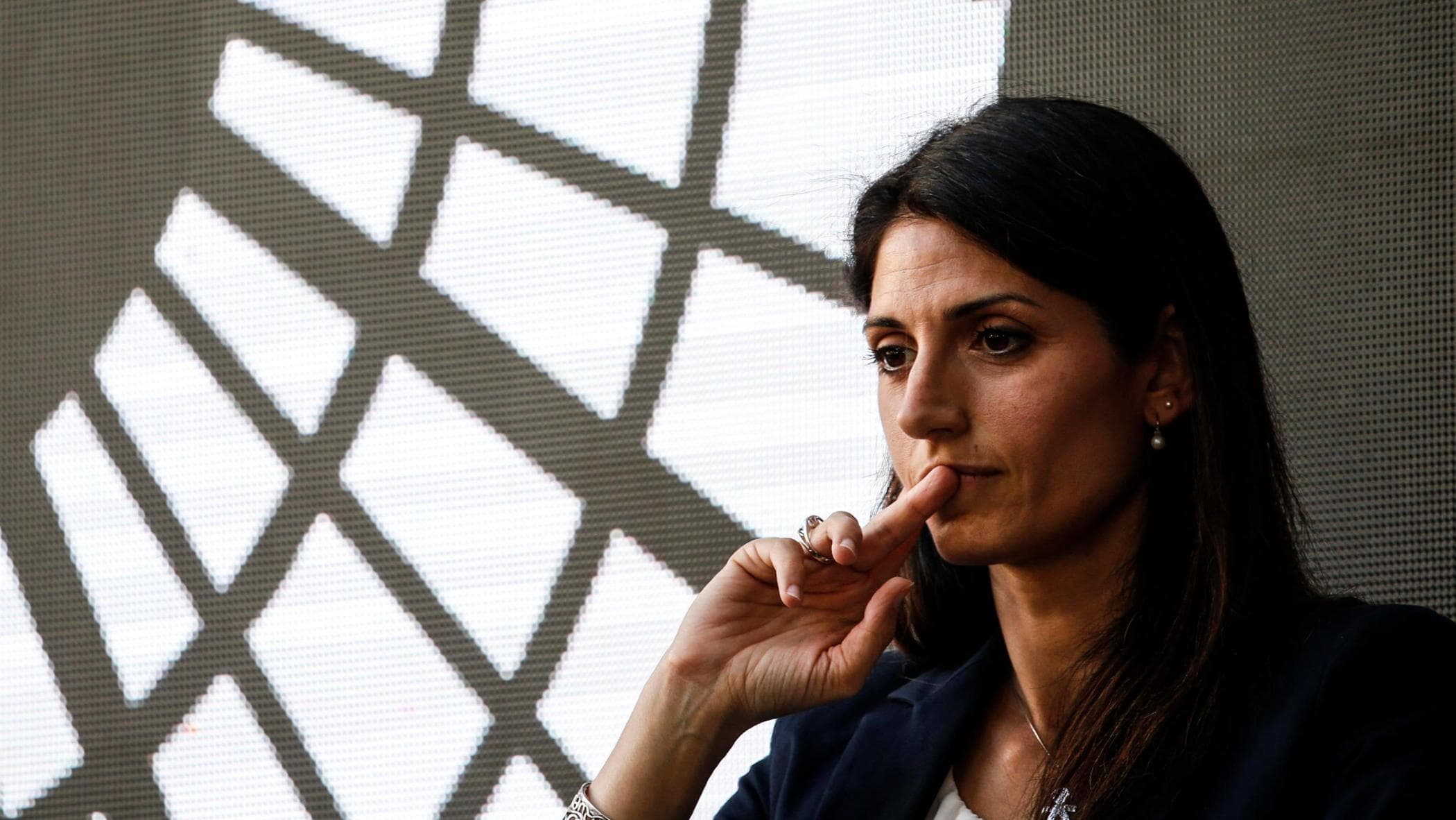 Big bang 5S in Campidoglio: Virginia Raggi vota contro il resto del Movimento in aula