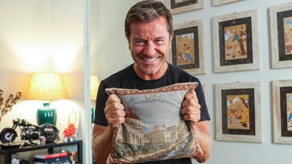 Paolo Conticini: "Roma è una piccola droga, ma Pisa resta la mia radice" (anche sul cuscino)