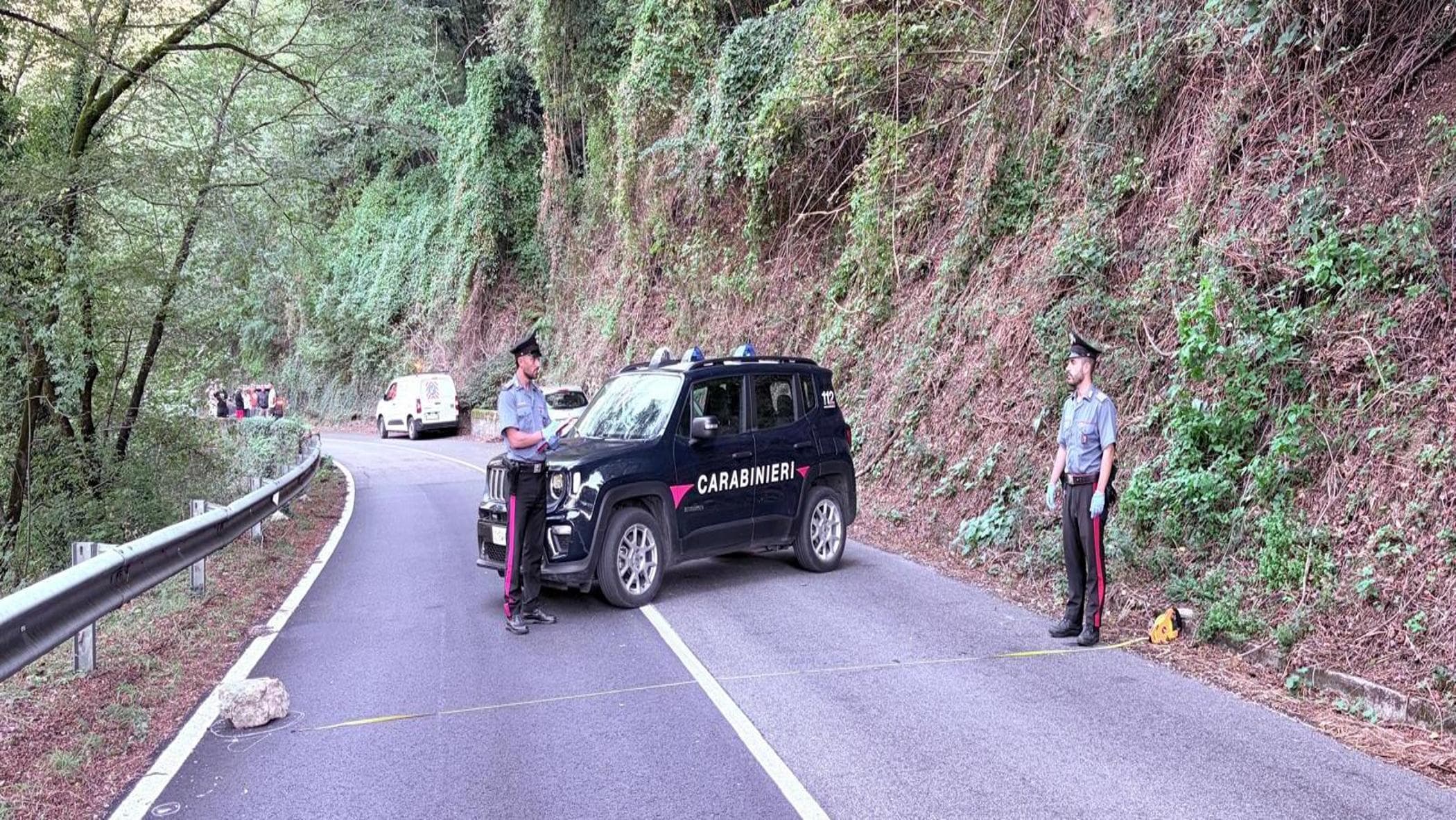 Masso cade su un’auto del corteo funebre e uccide una donna di 66 anni a Rieti