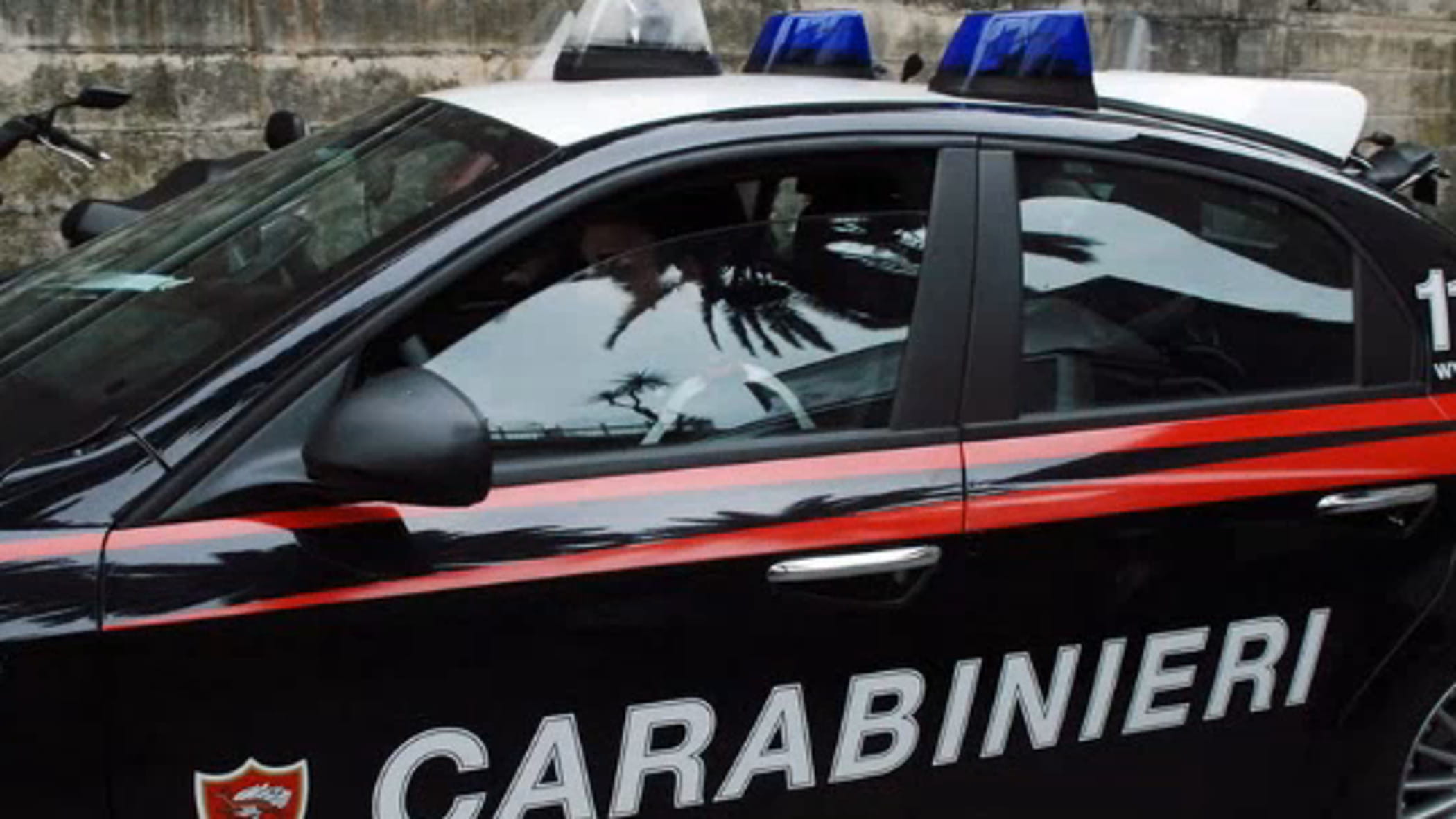 Roma, studente di 13 anni accoltella la professoressa in classe e spruzza lo spray urticante