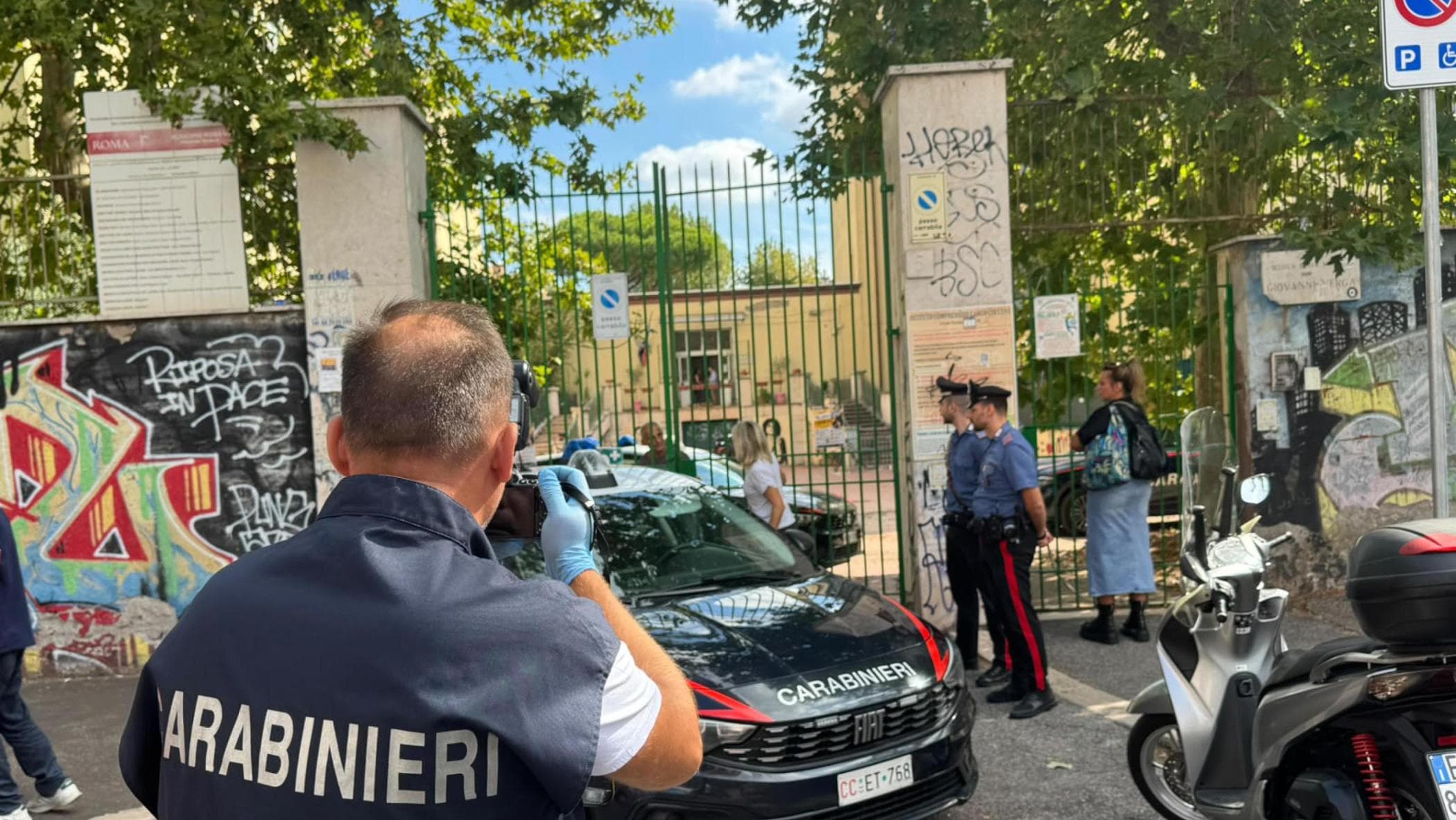 Prof accoltellata in classe, la chiamata su Telegram e l’ombra di un istigatore dietro l’aggressione