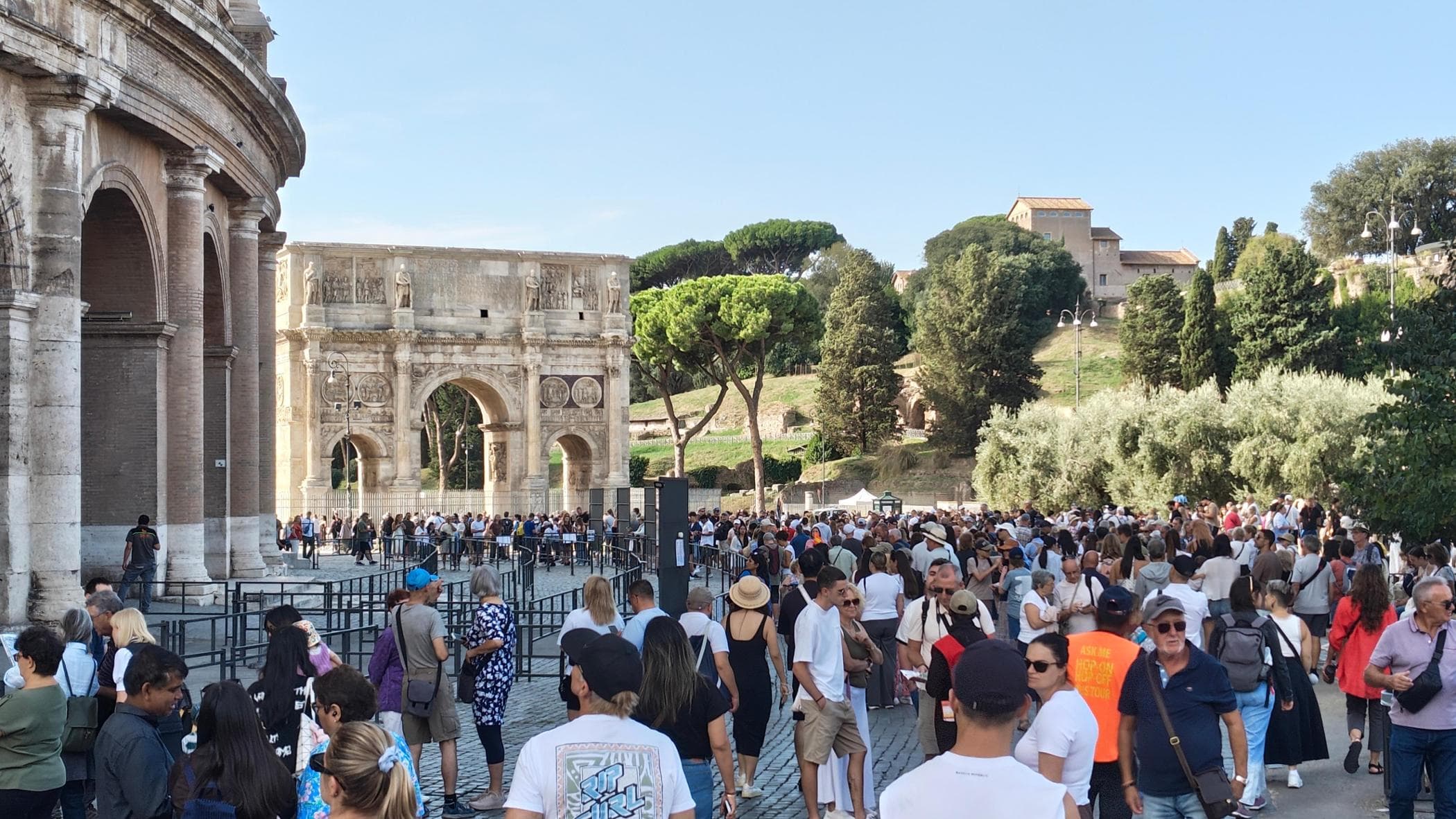colosseo il giorno dopo la tragedia tra rose bianche e turisti spaesati la vita umana viene prima da Roma.repubblica.it colosseo il giorno dopo la tragedia tra rose bianche e turisti spaesati la vita umana viene prima