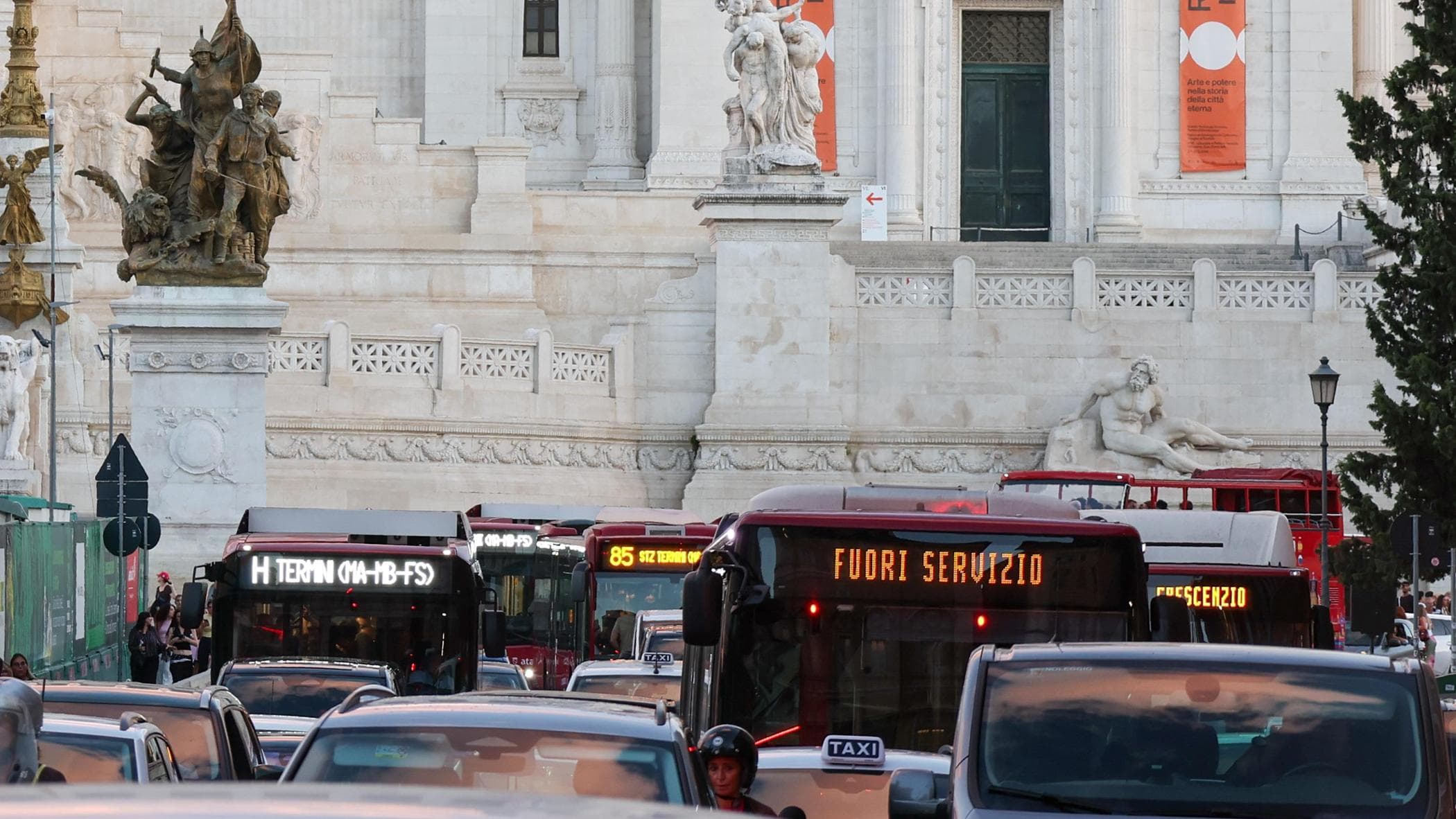 Acqua nel gasolio dei bus Atac, il caso arriva in Campidoglio: cosa sta succedendo