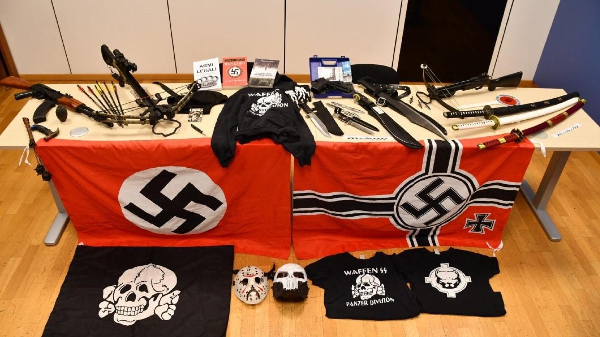 Mazze, lame e Mein Kampf: la rete neonazista di giovanissimi che progettava una “marcia su Roma”