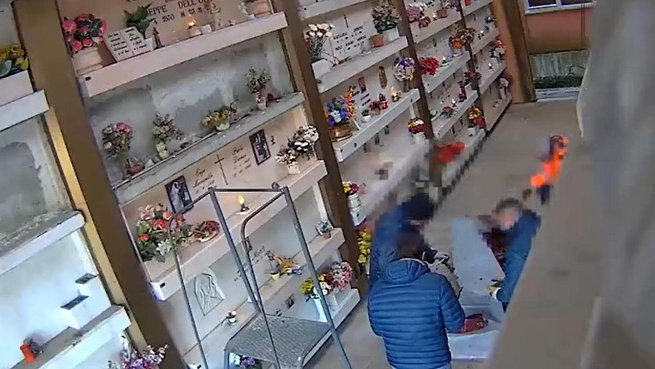 Facevano a pezzi le salme per svuotare i loculi: shock nei cimiteri di Roma, sette licenziamenti