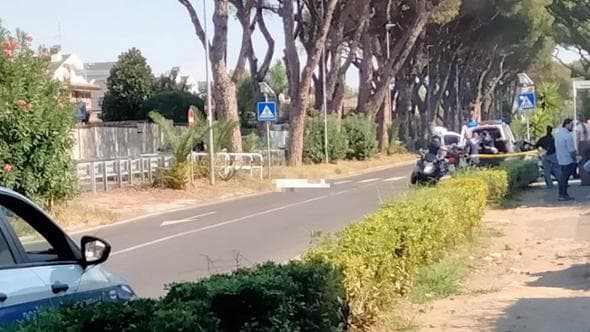 Casal Palocco, donna travolta e uccisa da uno scuolabus mentre attraversa sulle strisce pedonali
