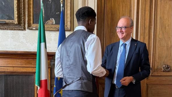 Valditara premia lo studente congolese che ha salvato la prof di Centocelle dall’accoltellatore