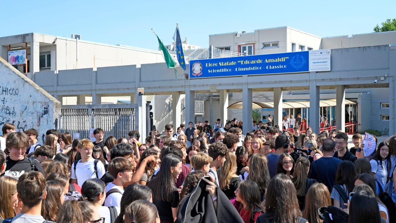 “Cosa c’è dopo la morte? Lo saprete presto”: minacce all’Amaldi e metal detector a scuola