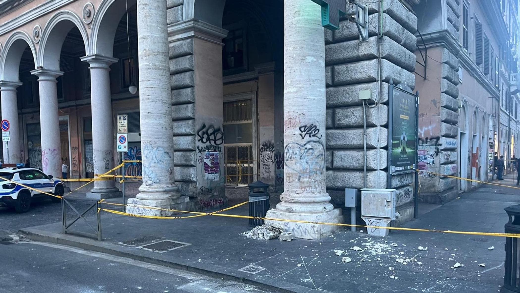 Momenti di paura a piazza Vittorio: frammenti di cornicione precipitano sul marciapiede