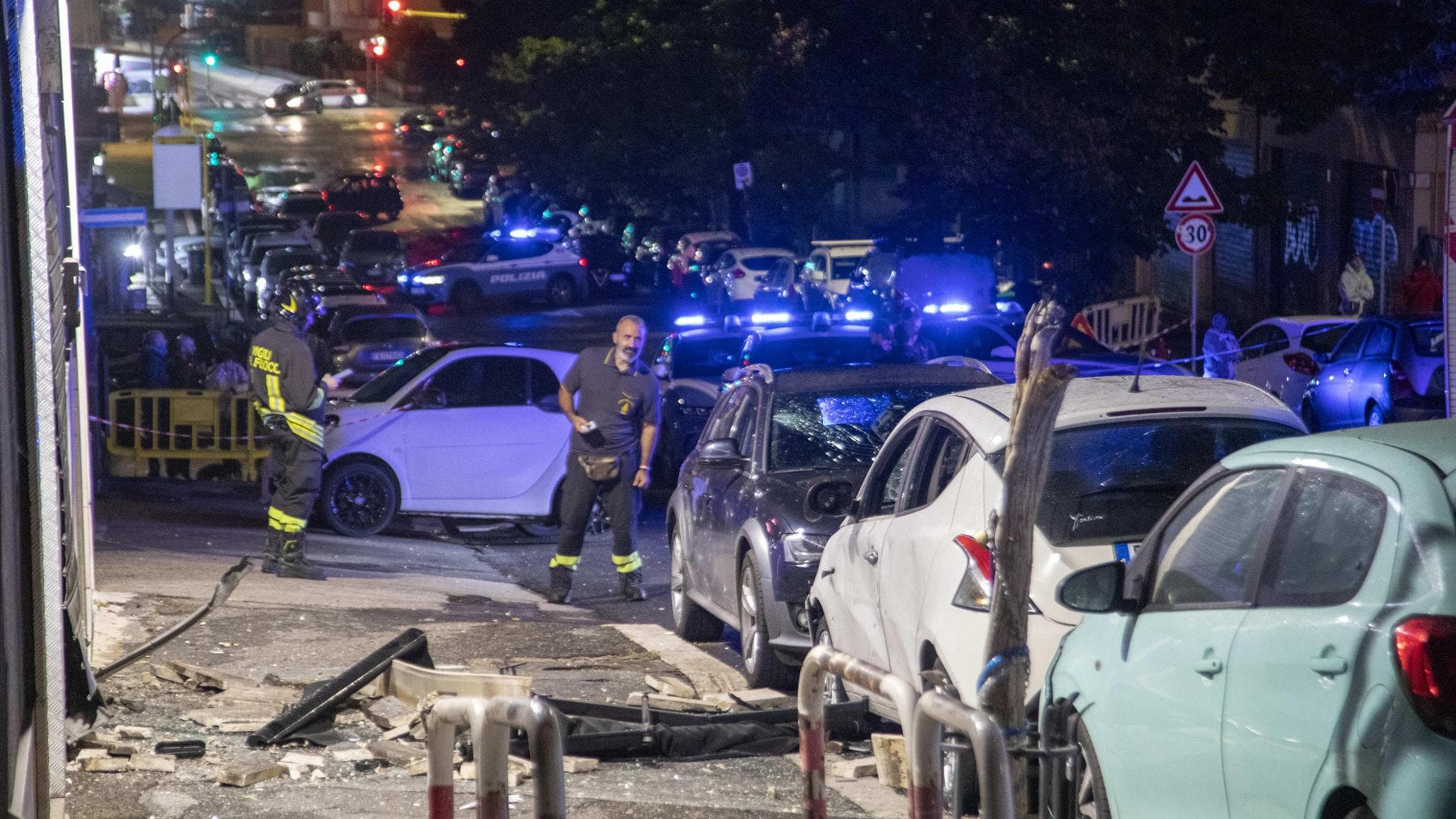 Centocelle, bomba contro un autonoleggio: è il quinto ordigno in una settimana a Roma est