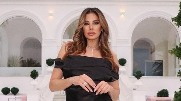 Aida Yespica perde il controllo della Smart, travolge cinque cassonetti e rifiuta l’alcoltest