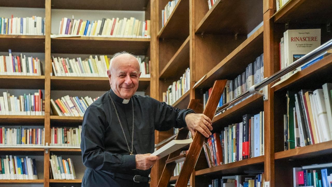 A casa del monsignor Paglia, tra 25mila libri e il coinquilino Zuppi: “Cucino? Condisco l’insalata”